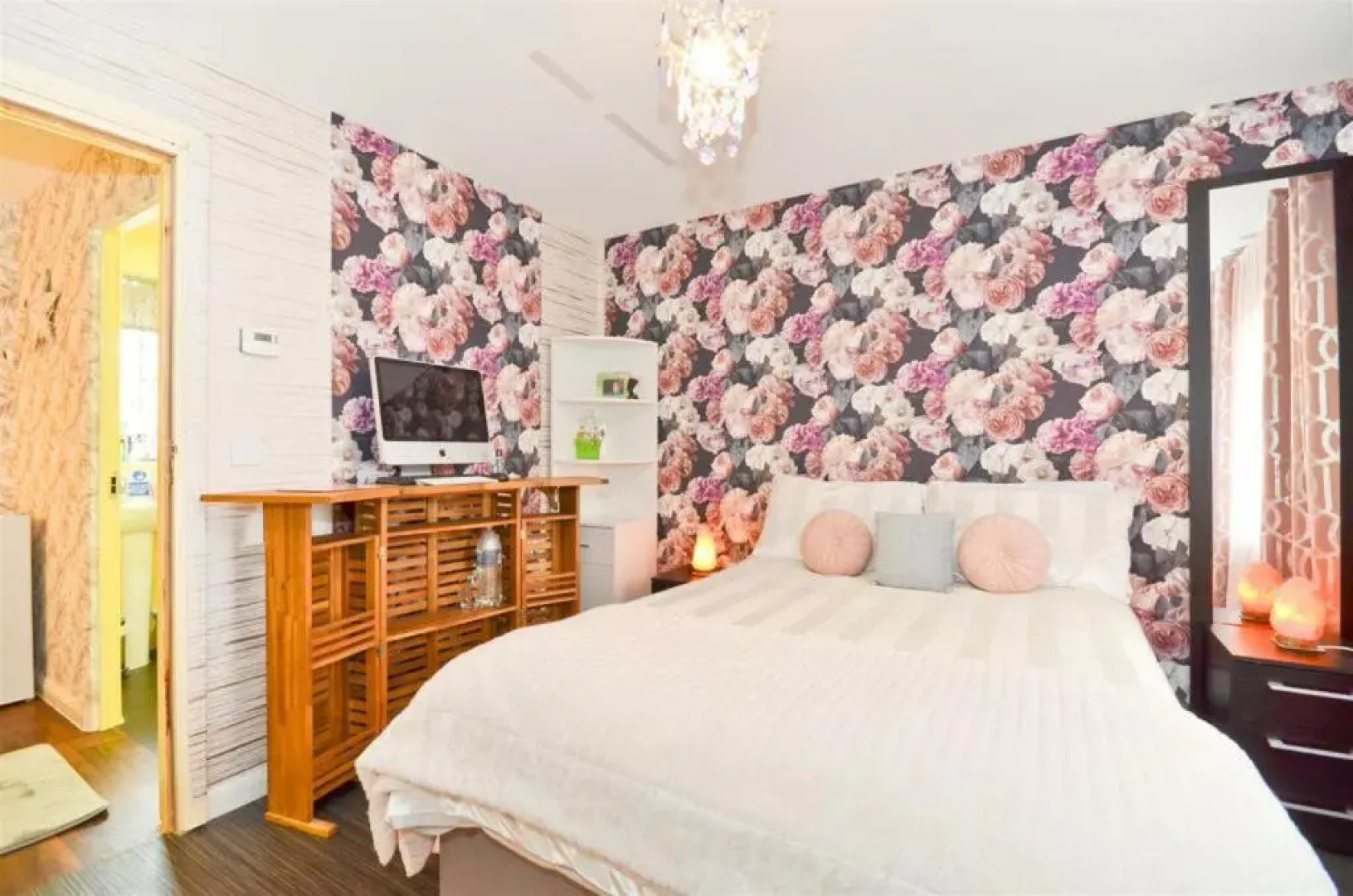 Marinaa Inn, Welcome Home