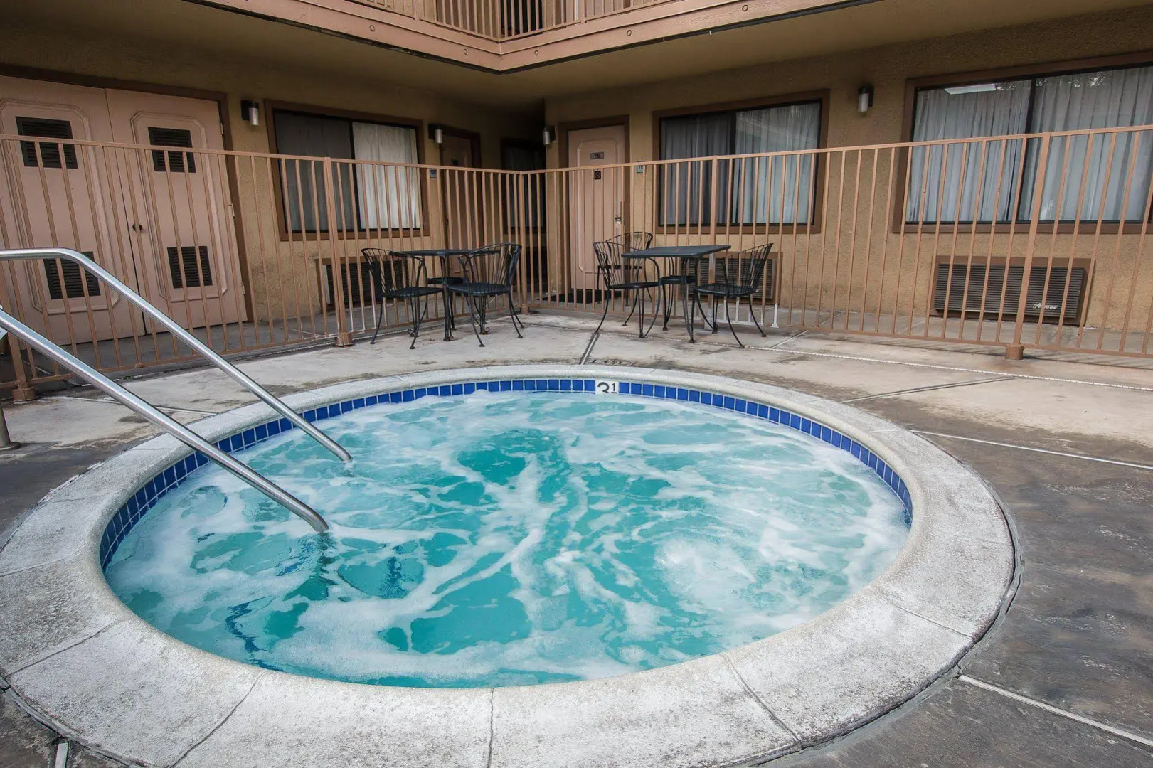 Palm Inn Hotel near Tyler Mall Riverside