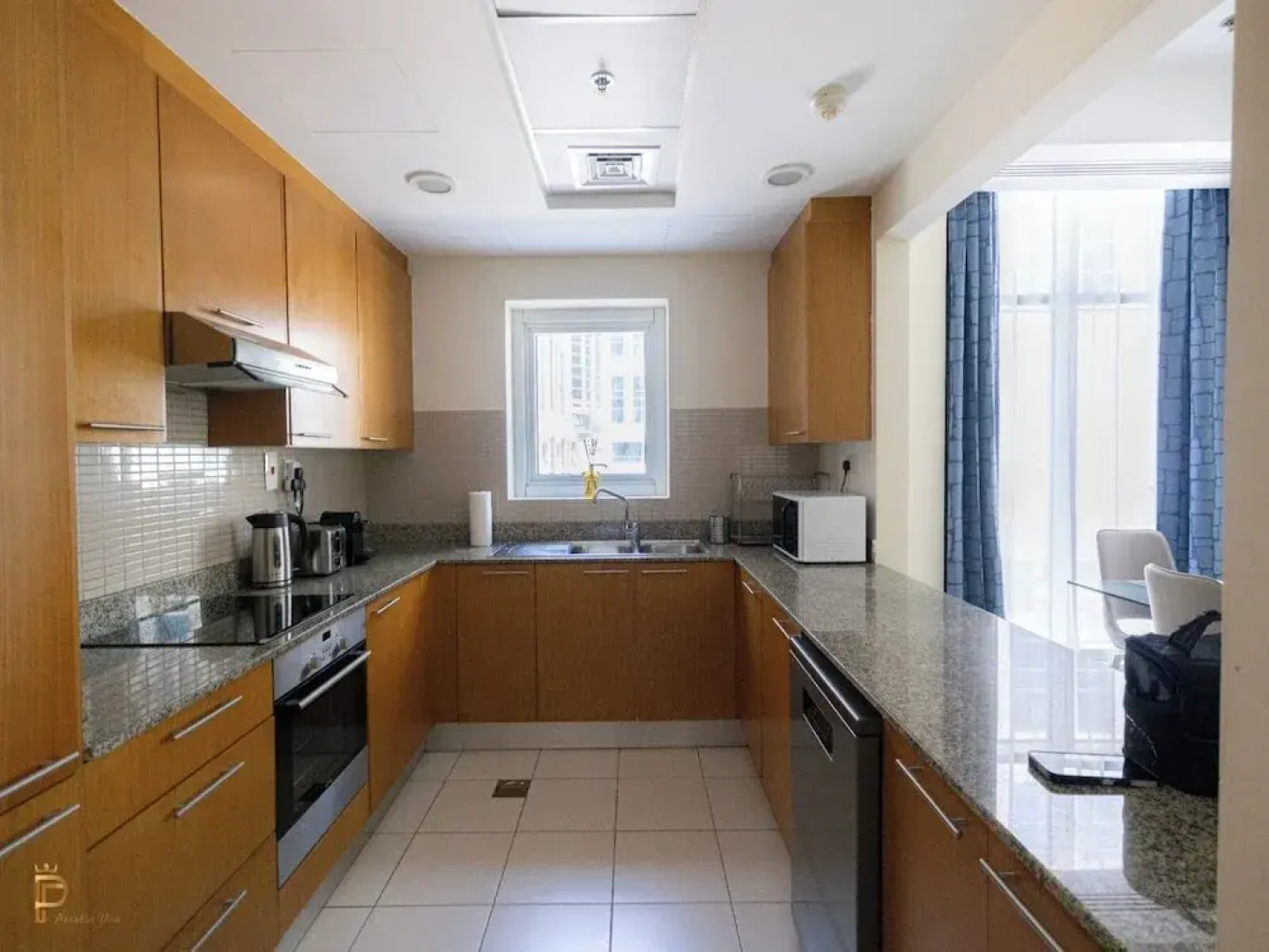 Large Modern 1-Bedroom in Bay Square 9