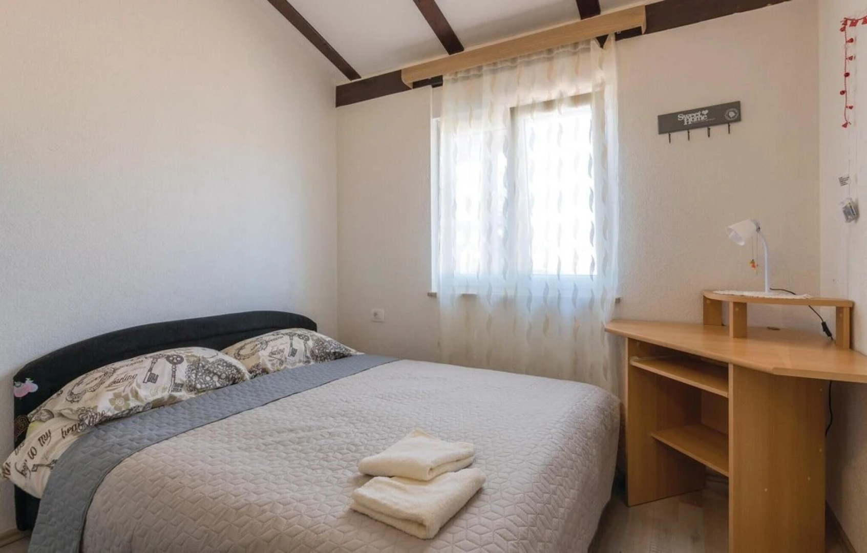 Stunning Home in Novigrad With Wifi and 4 Bedrooms