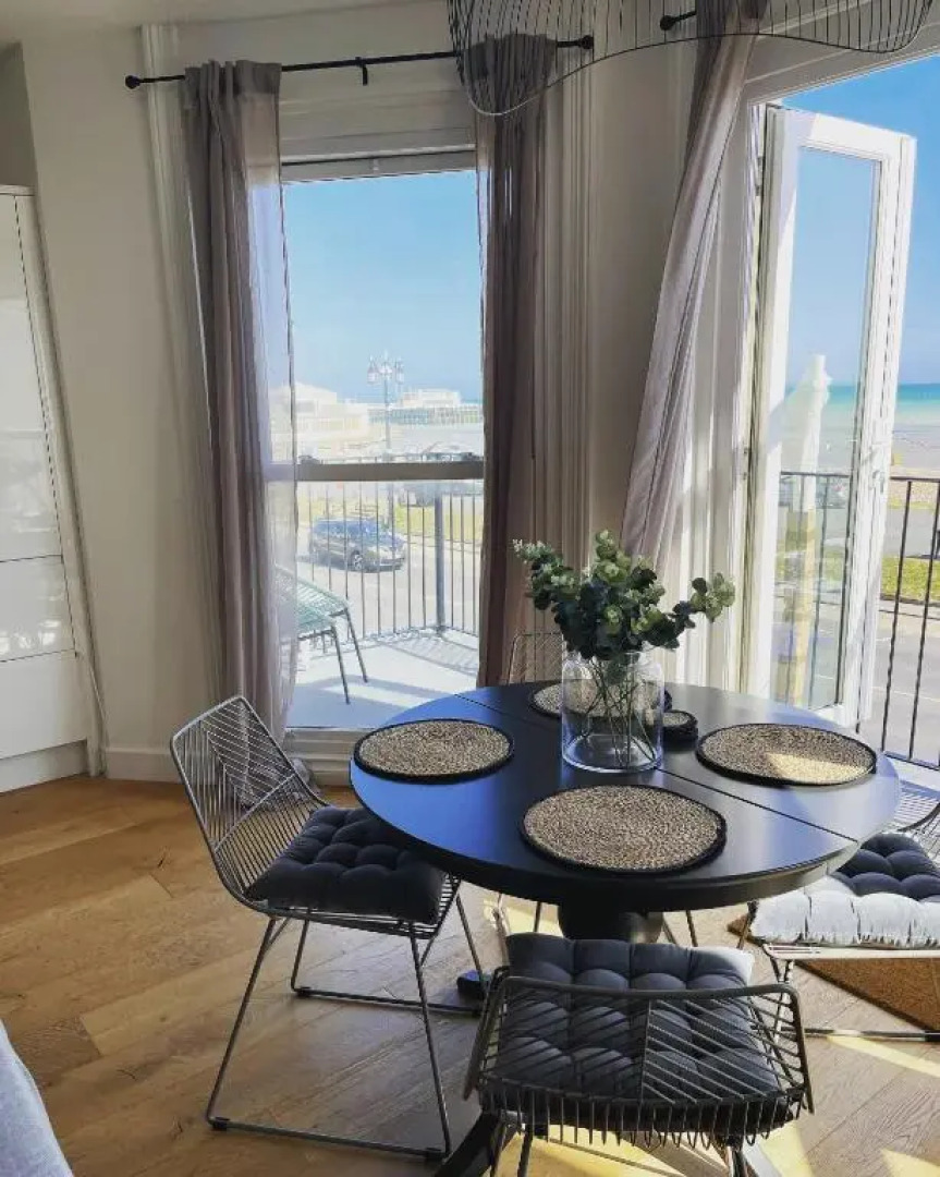 Seaview Flat with Balcony, Spacious 2 Bedroom