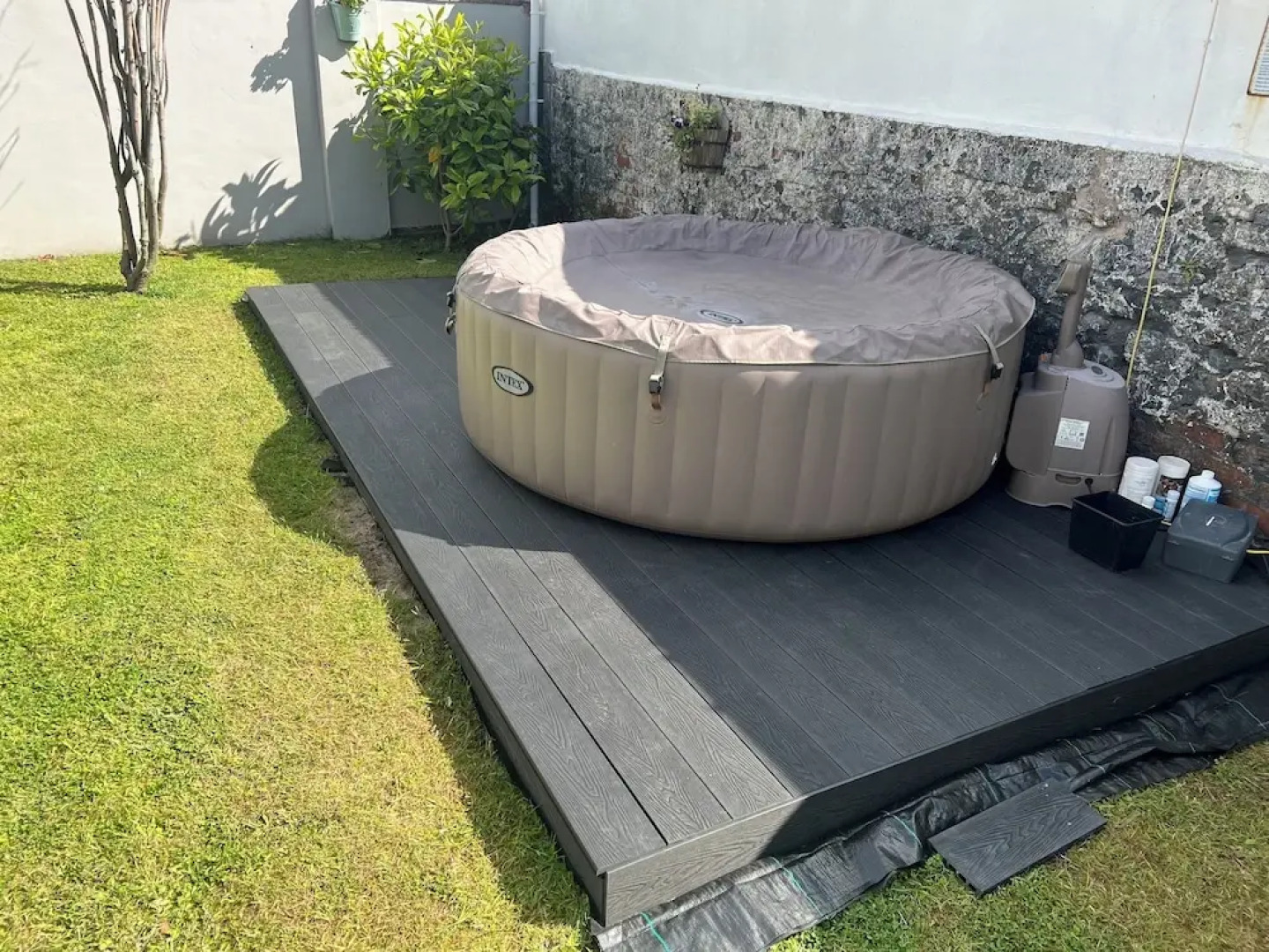 Build Your Memories hot tub Garden Sleeps 14 or 16