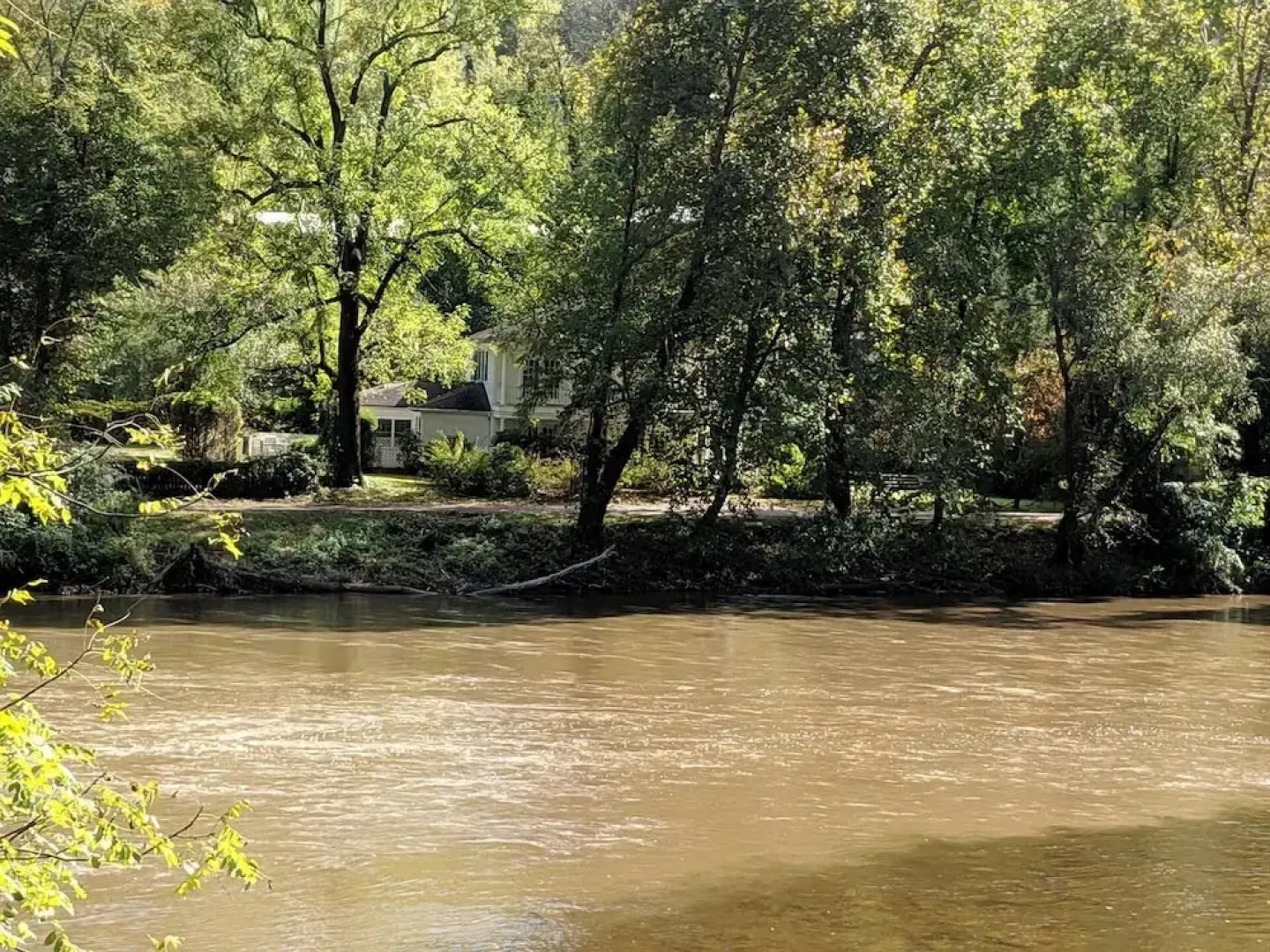 Southern Charm Riverside 4 Bedroom Home by RedAwning