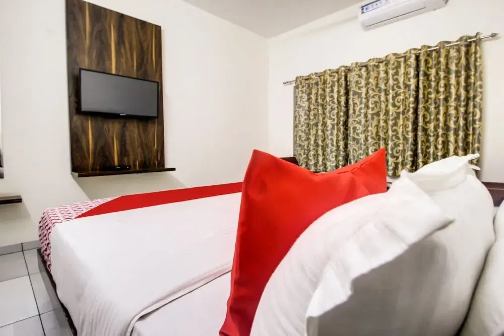 Oyo 30651 Hotel Meridian