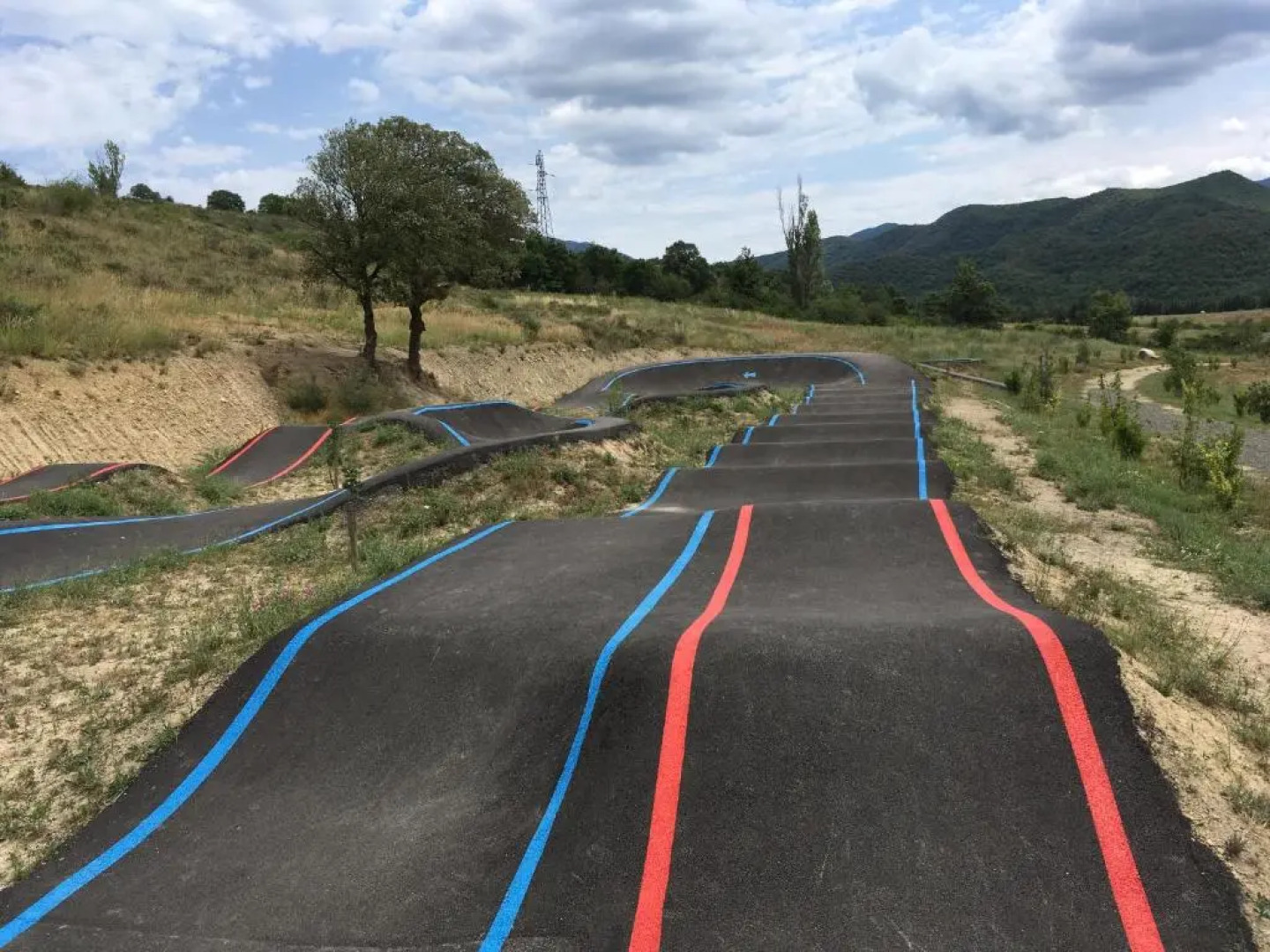 Entre l'église et la place