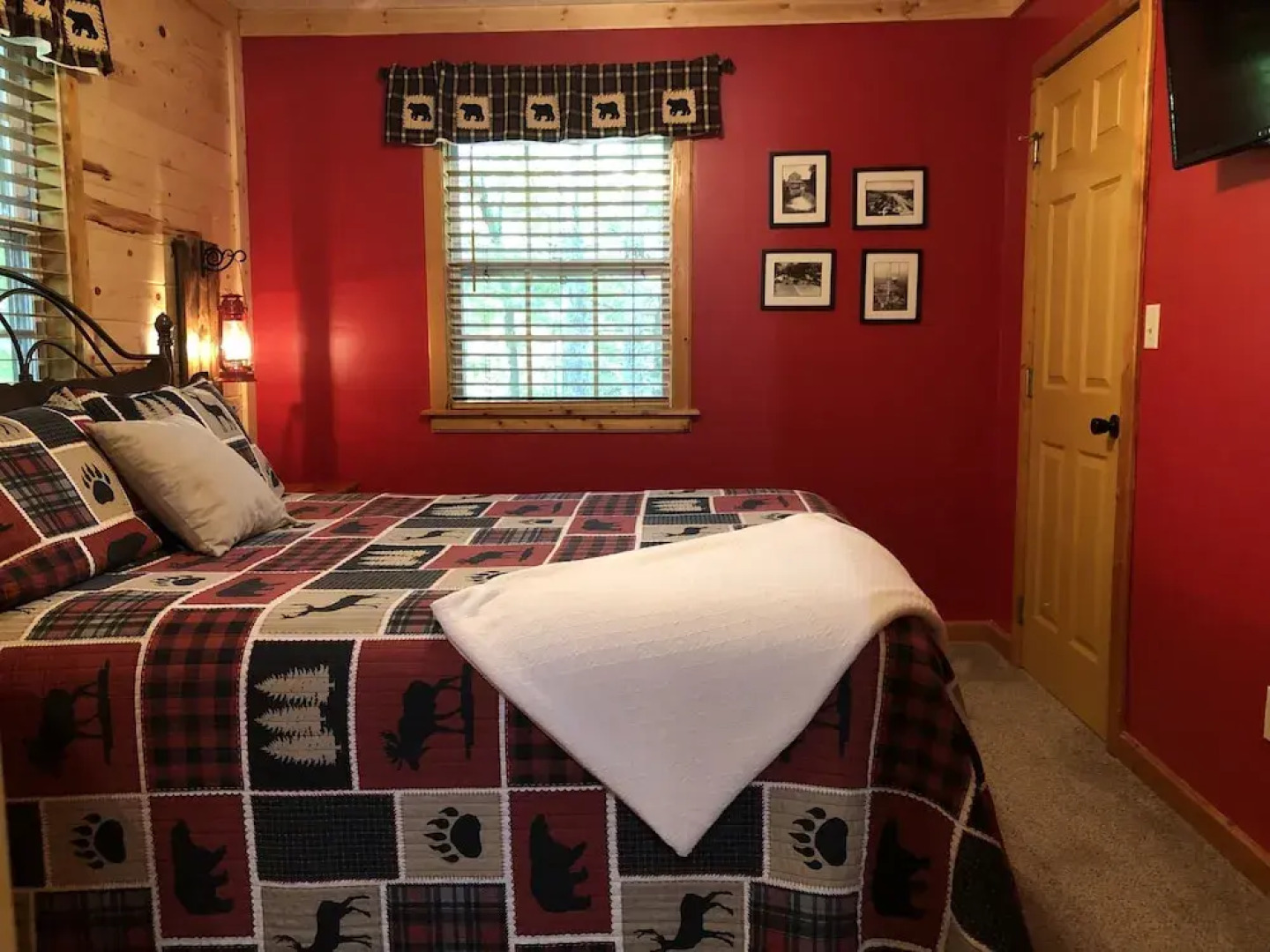 Amazing Dreams 2 Bedroom Cabin by RedAwning