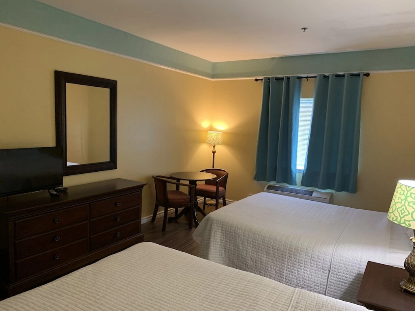 Deluxe 6 Inn & Suites