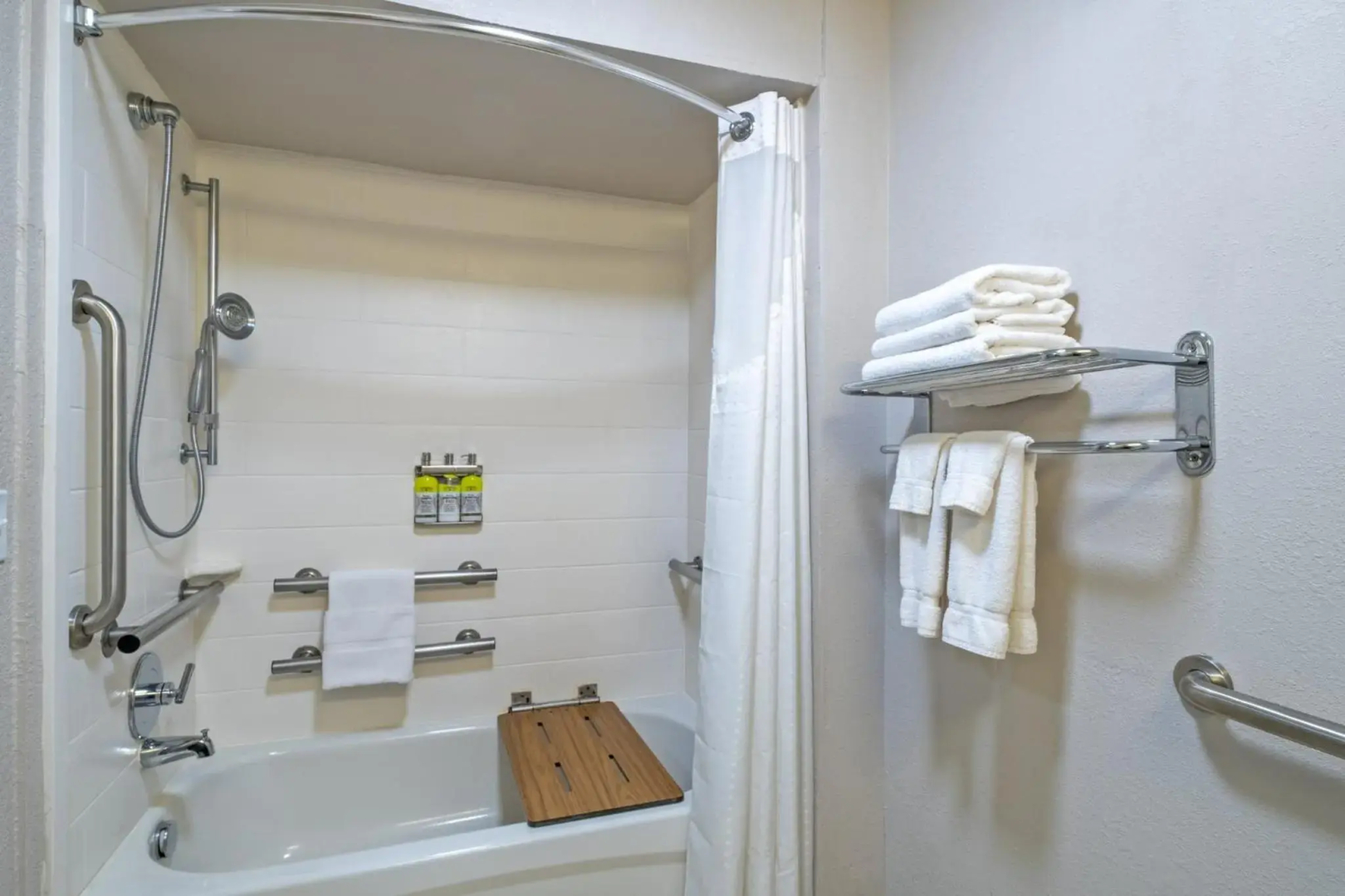 Holiday Inn Express Hotel & Suites Woodbridge by IHG