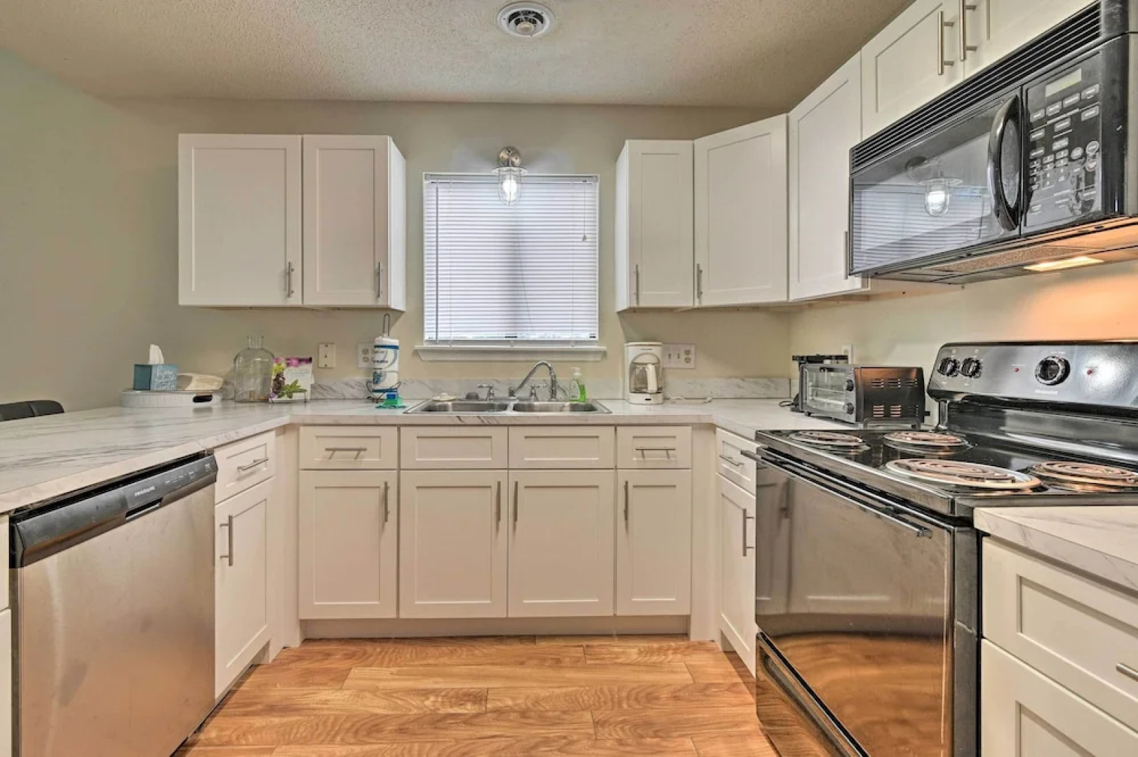 2 Mi to Surfside Beach: Golf Getaway w/ Balcony!