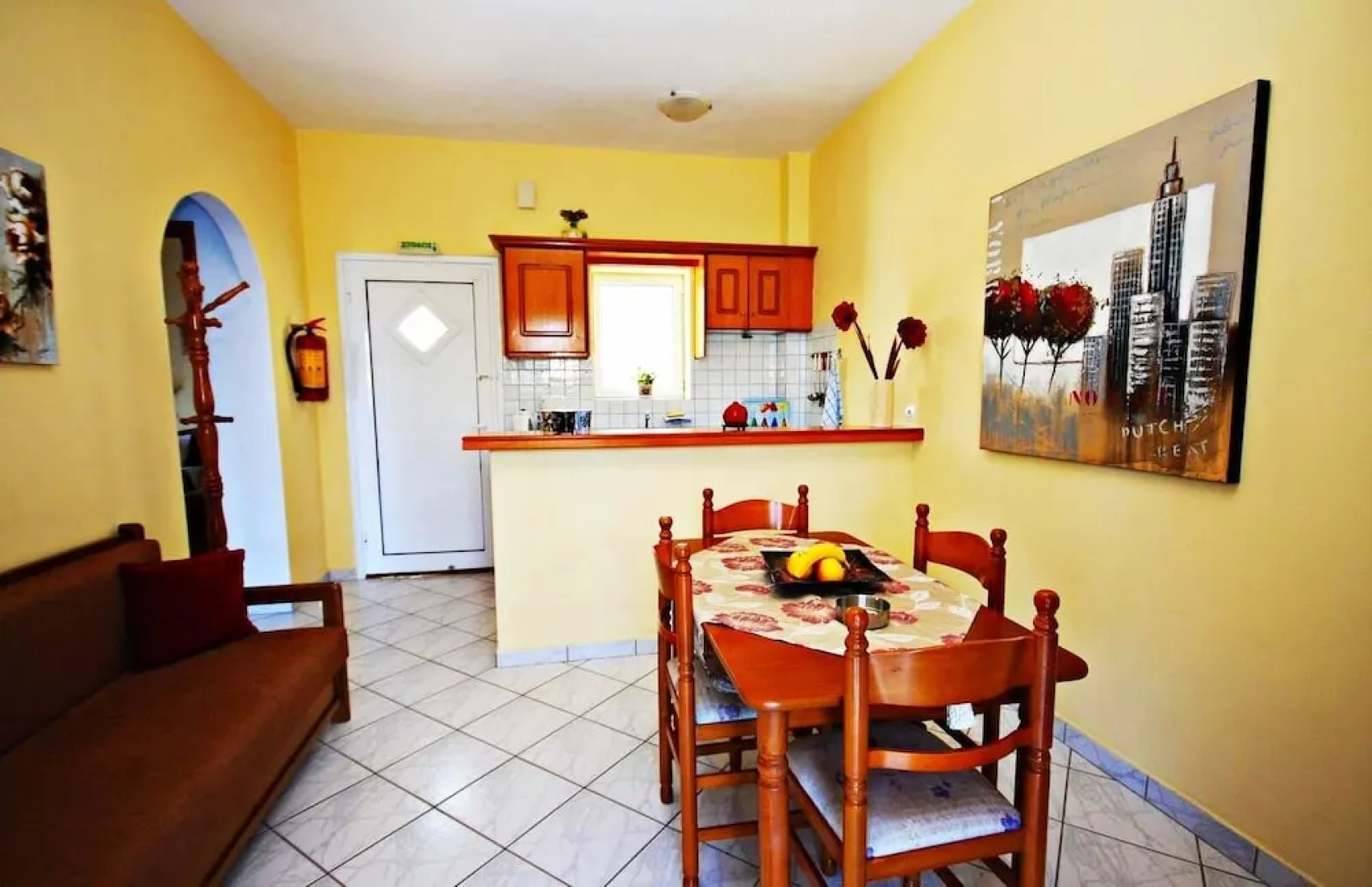 Agios Georgios - 2 Beds - Sleeps 5 - Free Parking