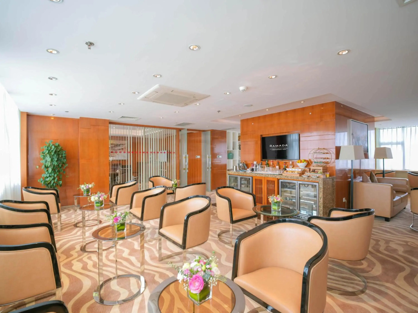Отель Ramada Plaza by Wyndham Shanghai Pudong Airport