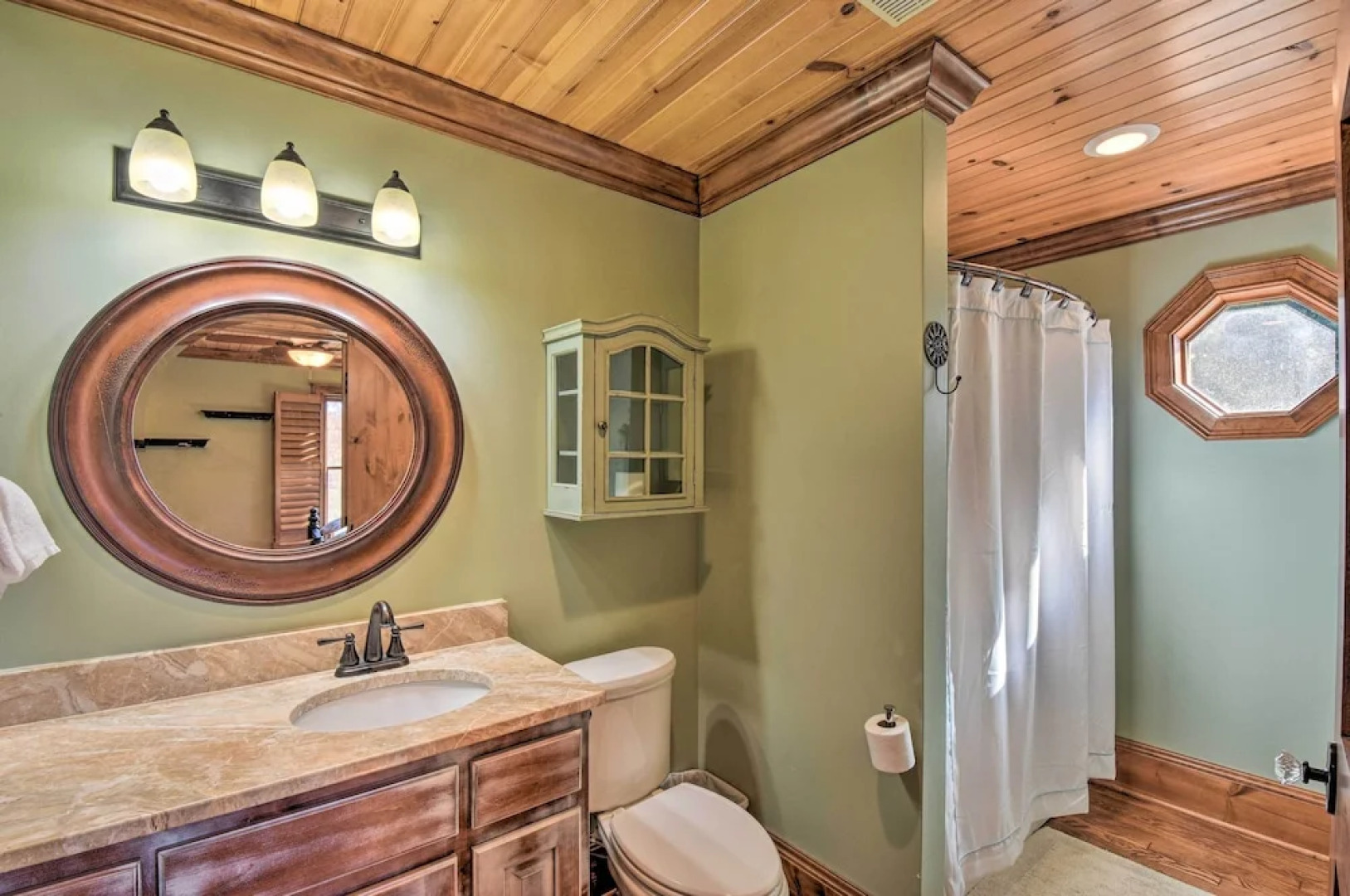 Clarkesville Ranch Cabin w/ Screened-in Porch!