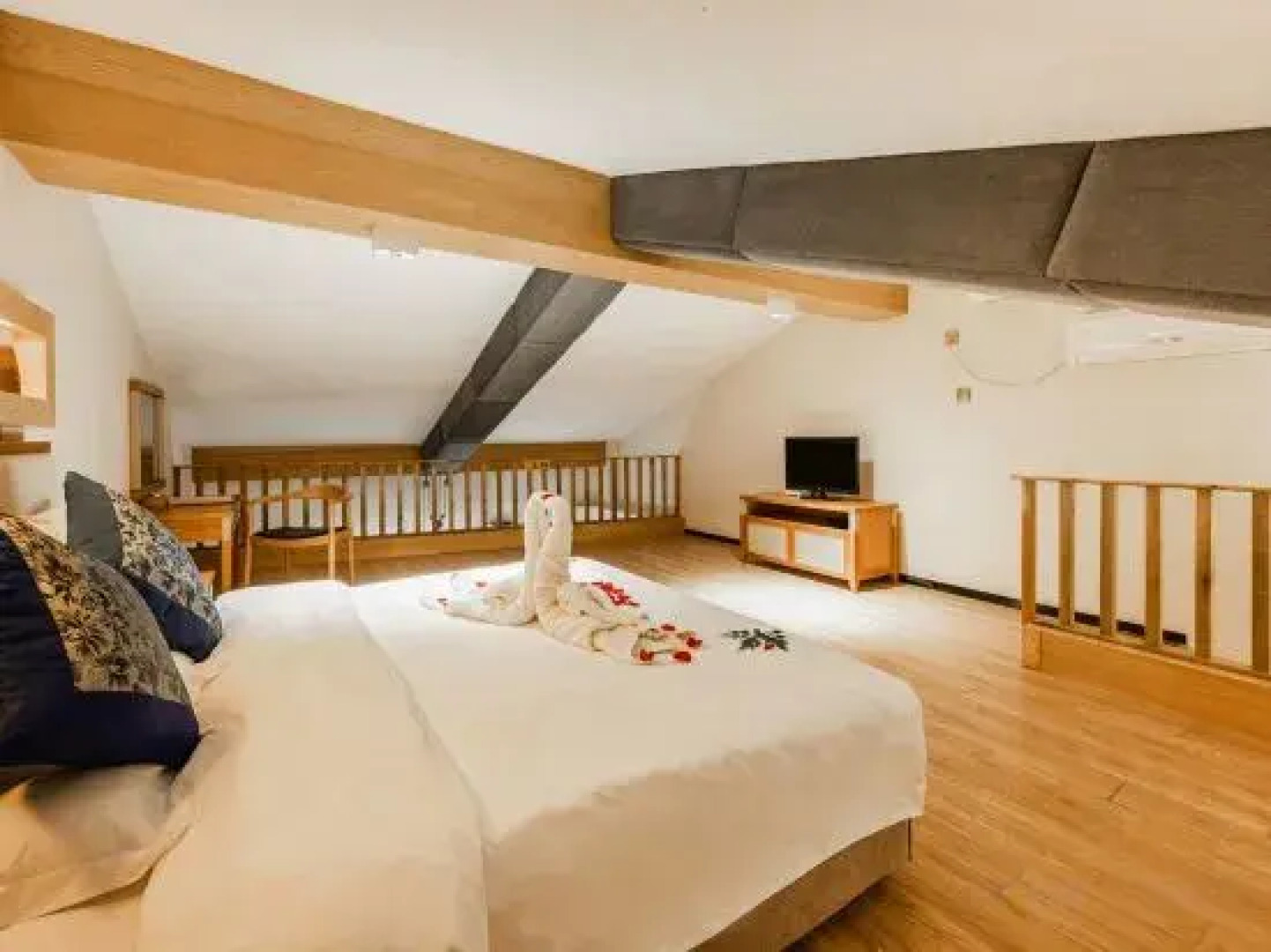 The Taibai Mountain Phoenix Spr Hotel