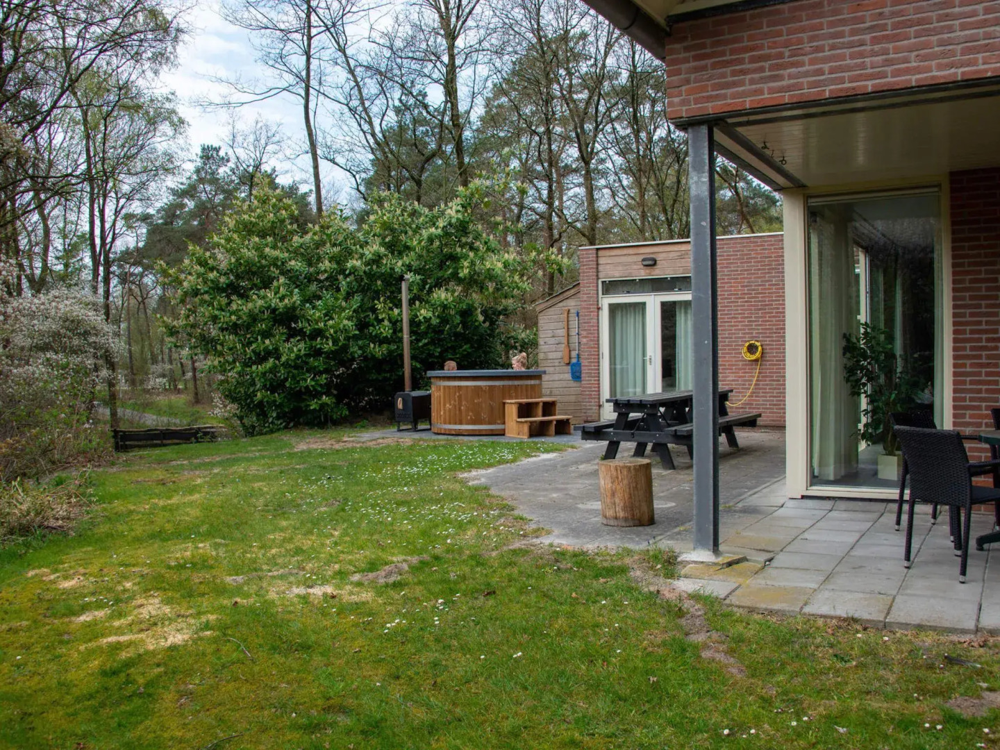 Spacious villa with sauna and hot tub, in a holiday park near a National Park
