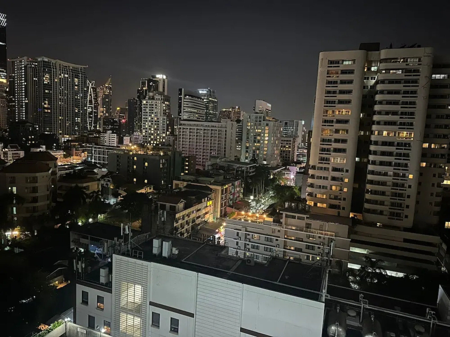 Апартаменты Omni Tower Direct Rooms Sukhumvit Soi 4