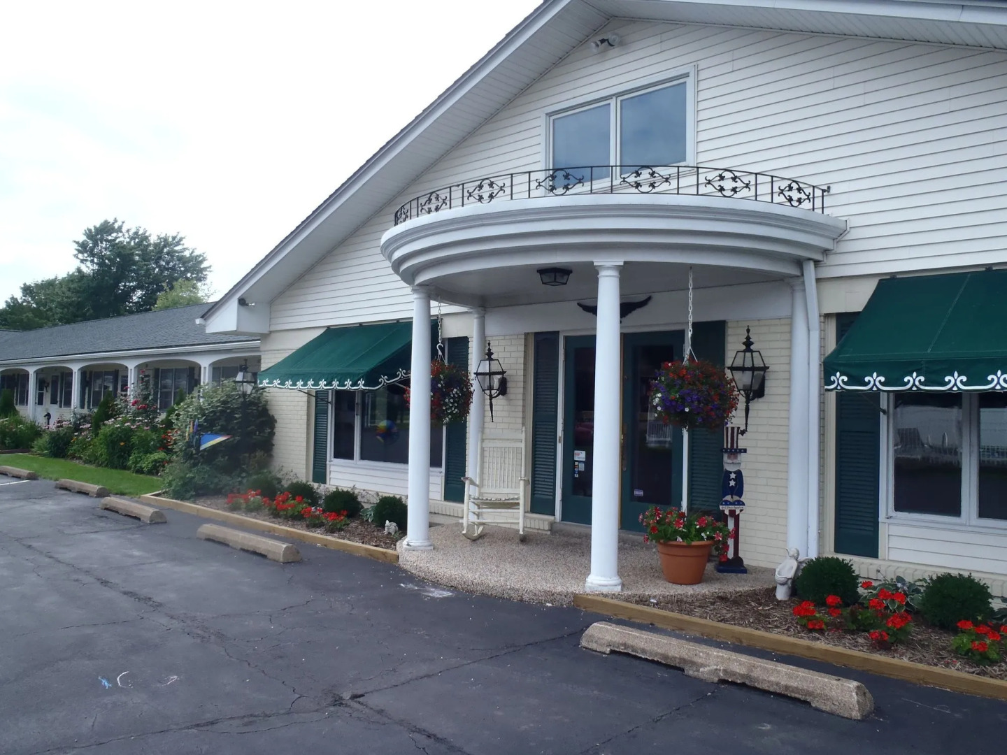 Glass House Inn Erie Near I-90 & I-79