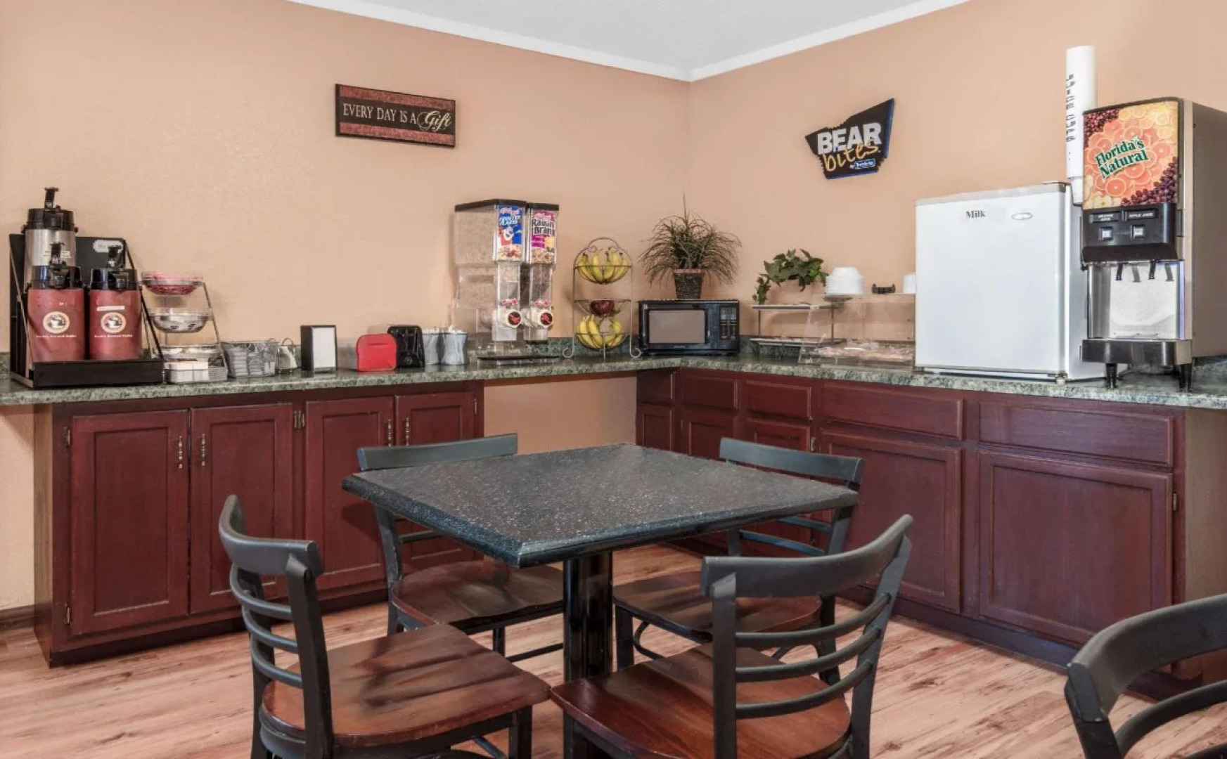 Silver Spur Vintage Inn & Suites