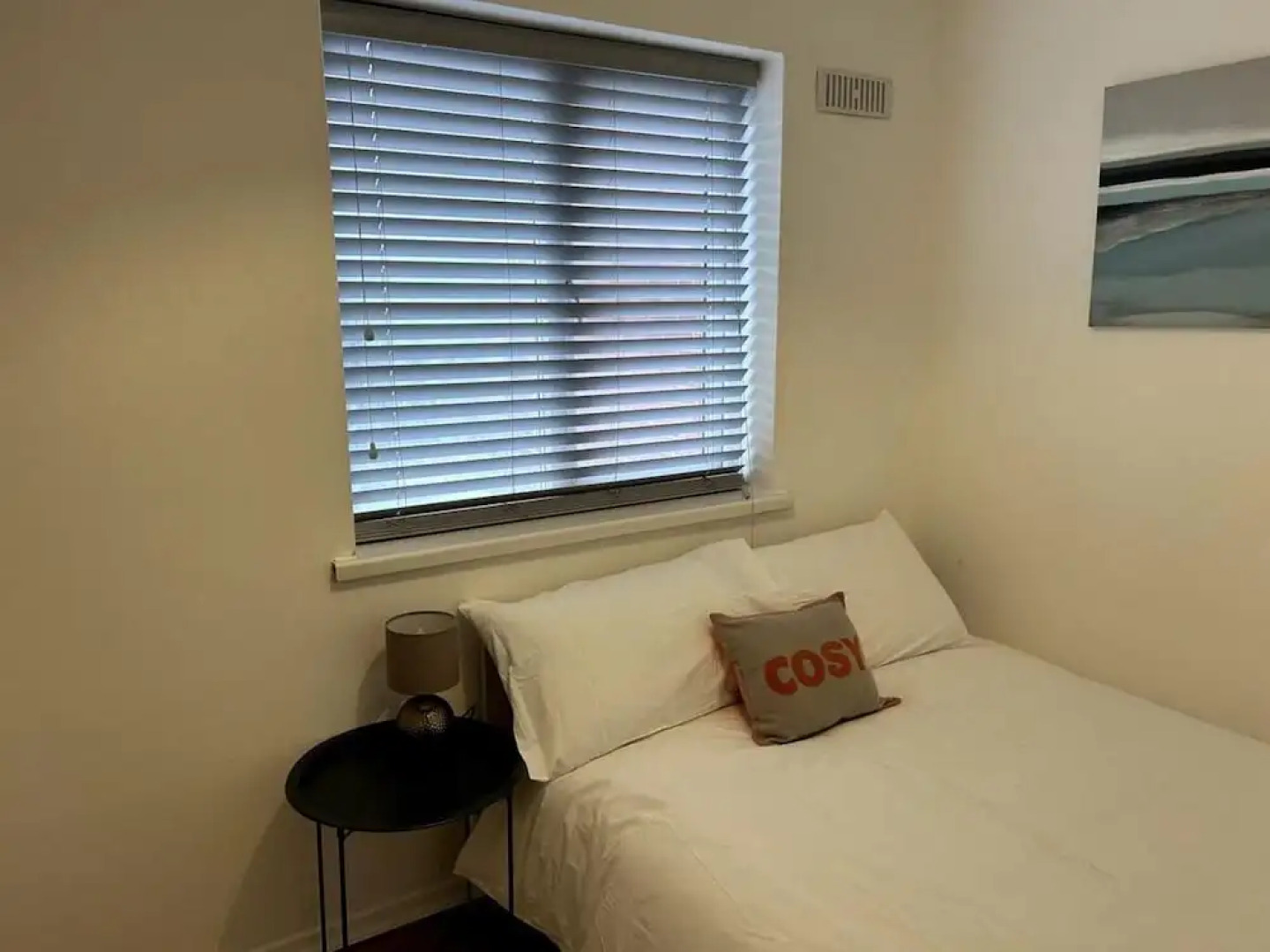 Essex 2 Bed Flat Near Station With Free Parking