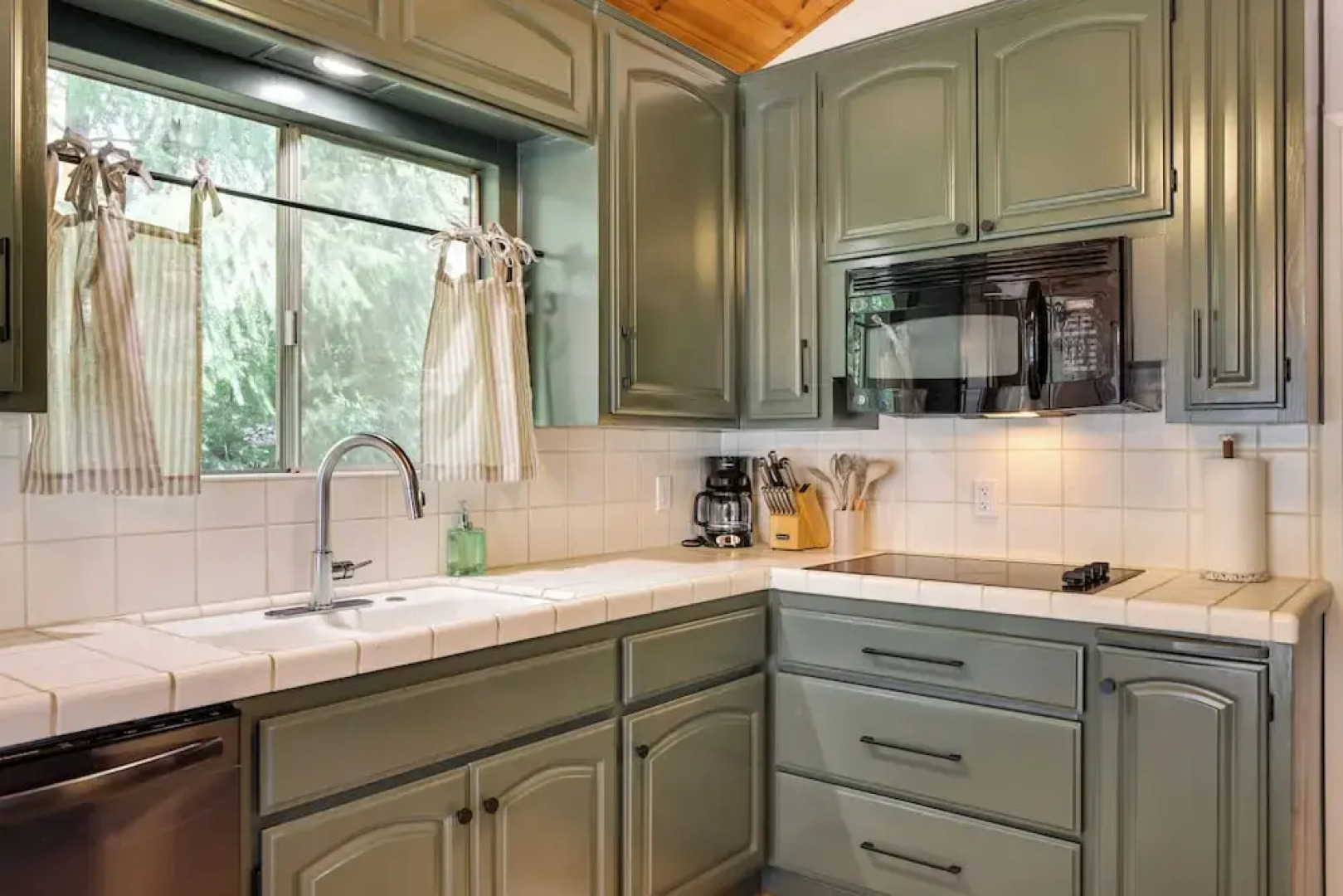 Deck & Fire Pit: Stunning Twain Harte Cabin!