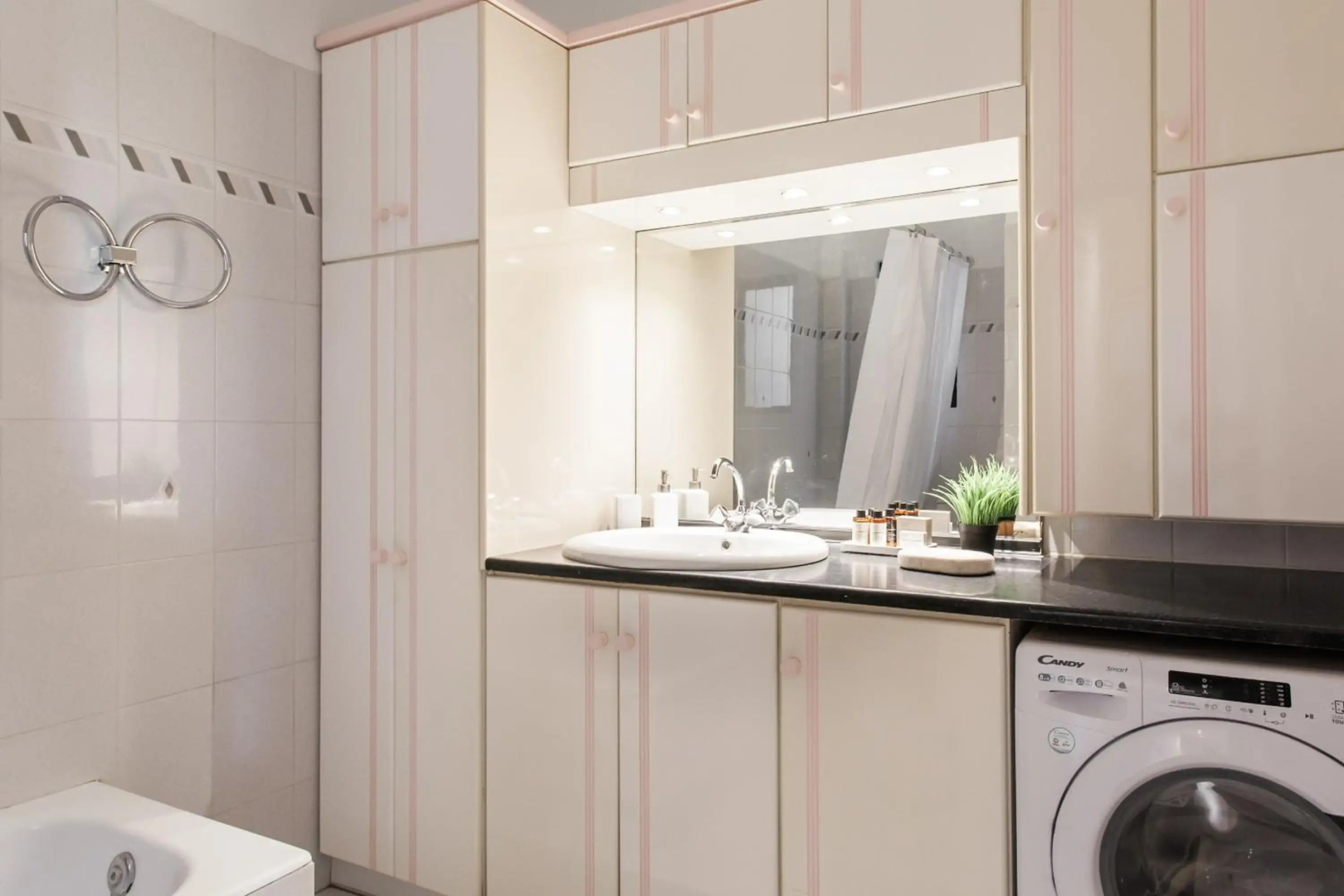 Signature 2BR Apartment in Marousi by UPSTREET