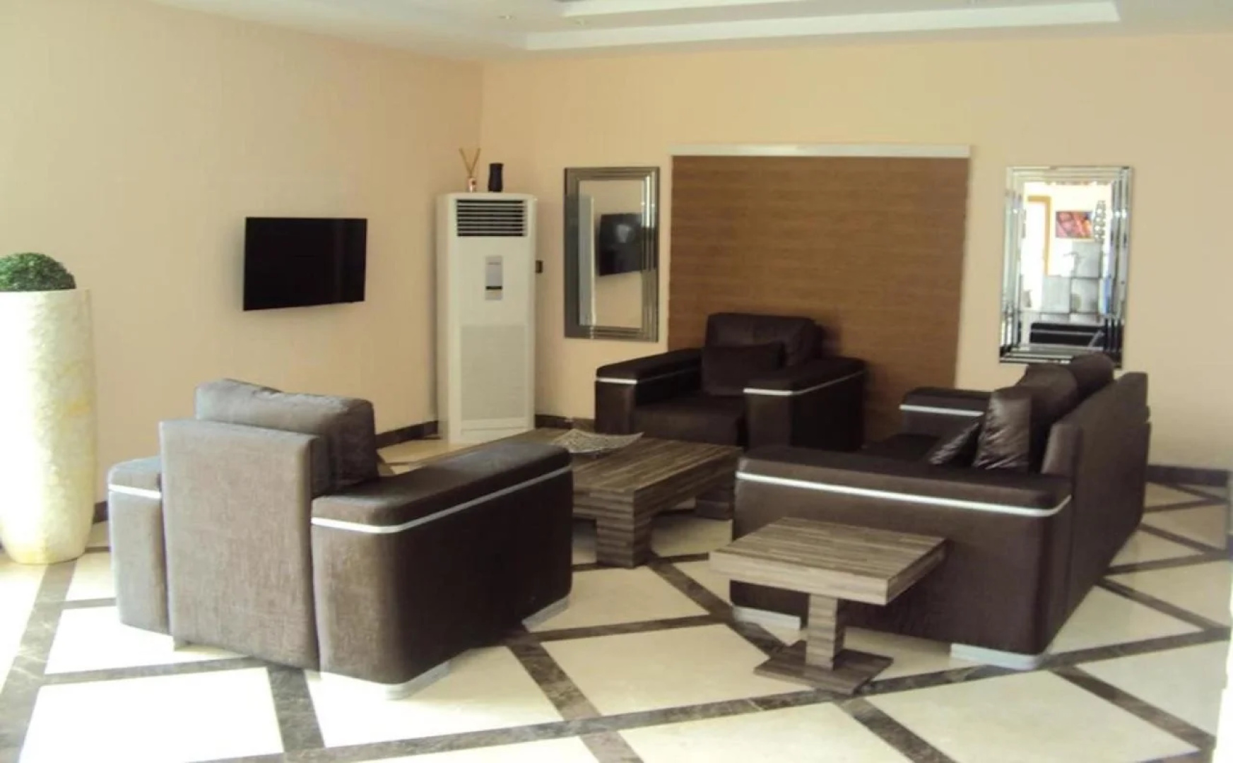 Ellyxville Hotels