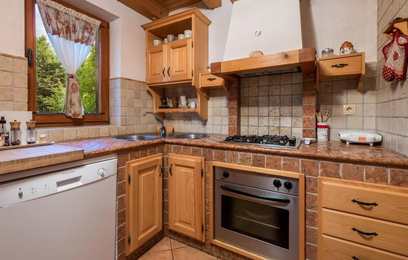 Beautiful Home in Fuzine With Jacuzzi, Wifi and 2 Bedrooms