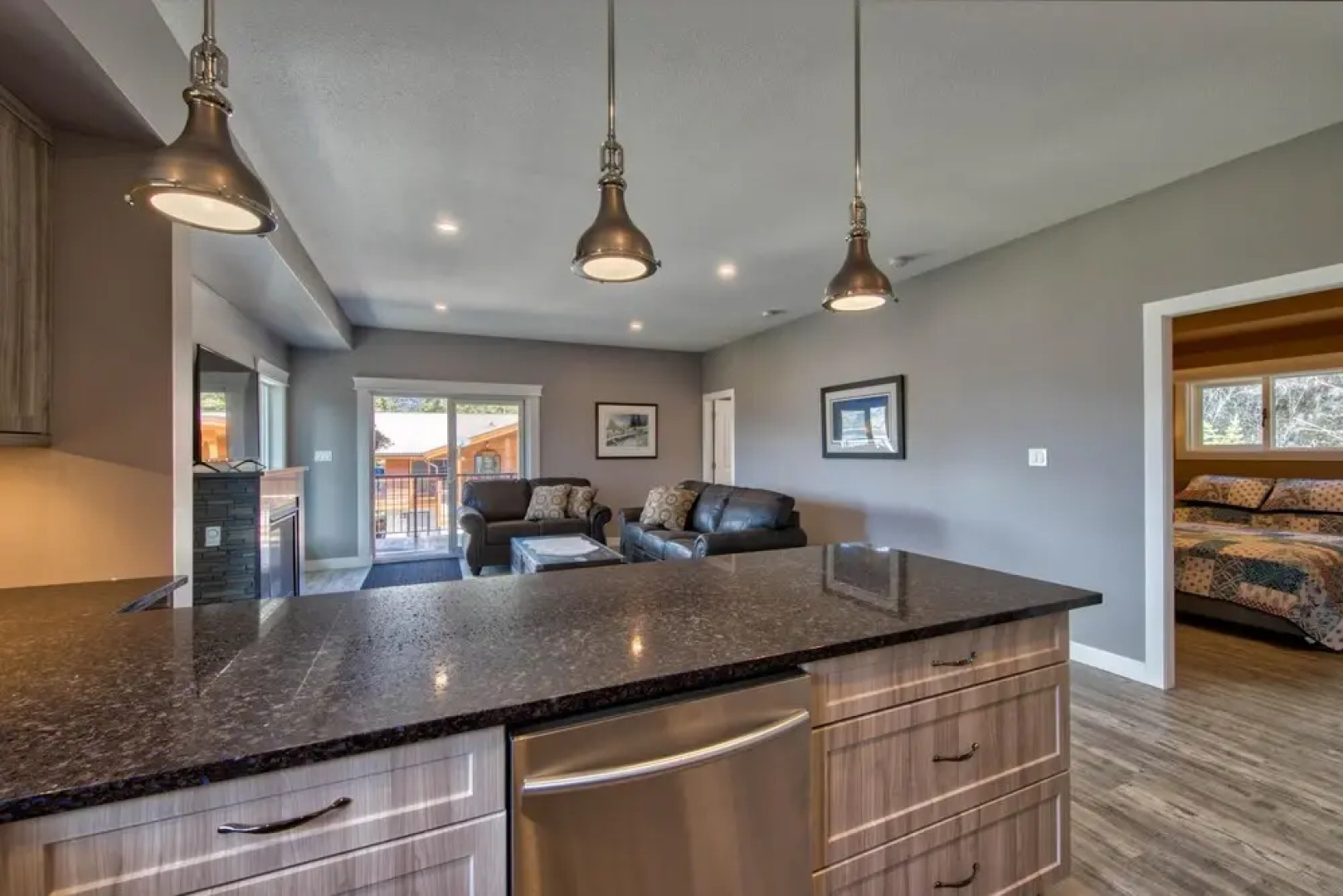 Semi-lakefront Luxury Blind Bay - Spring Specials! 2 Bedroom Cottage by RedAwning