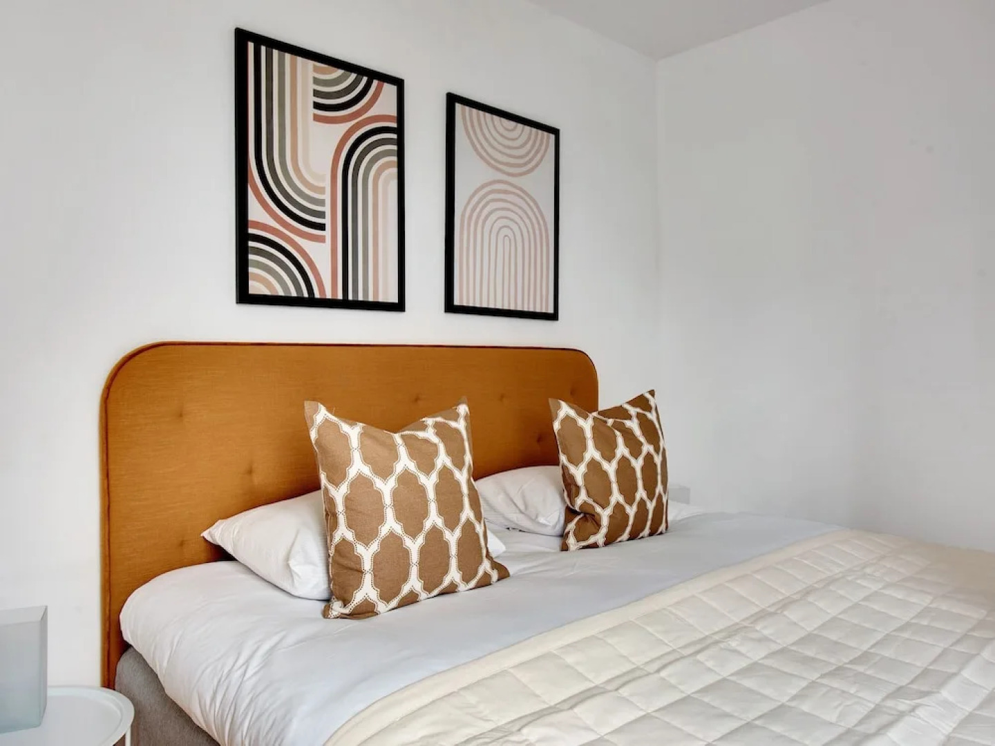 Sanders Constantin - Chic 2-bdr Apt With Balcony