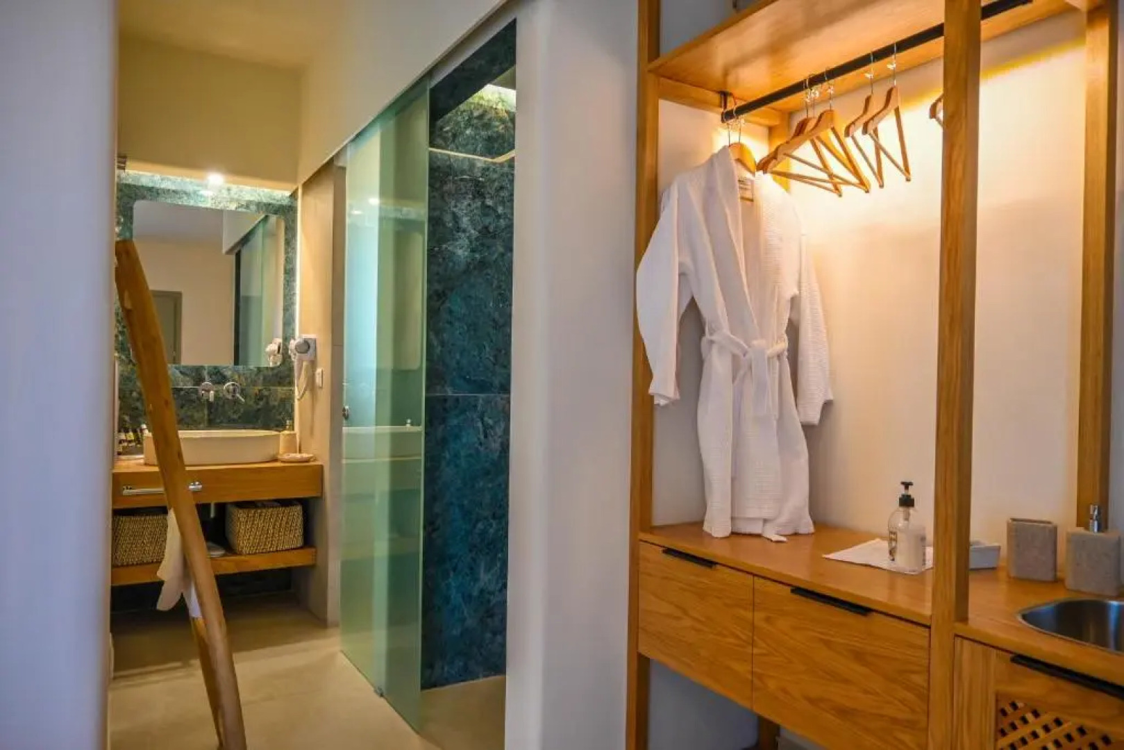 Schinoza Luxury Suites