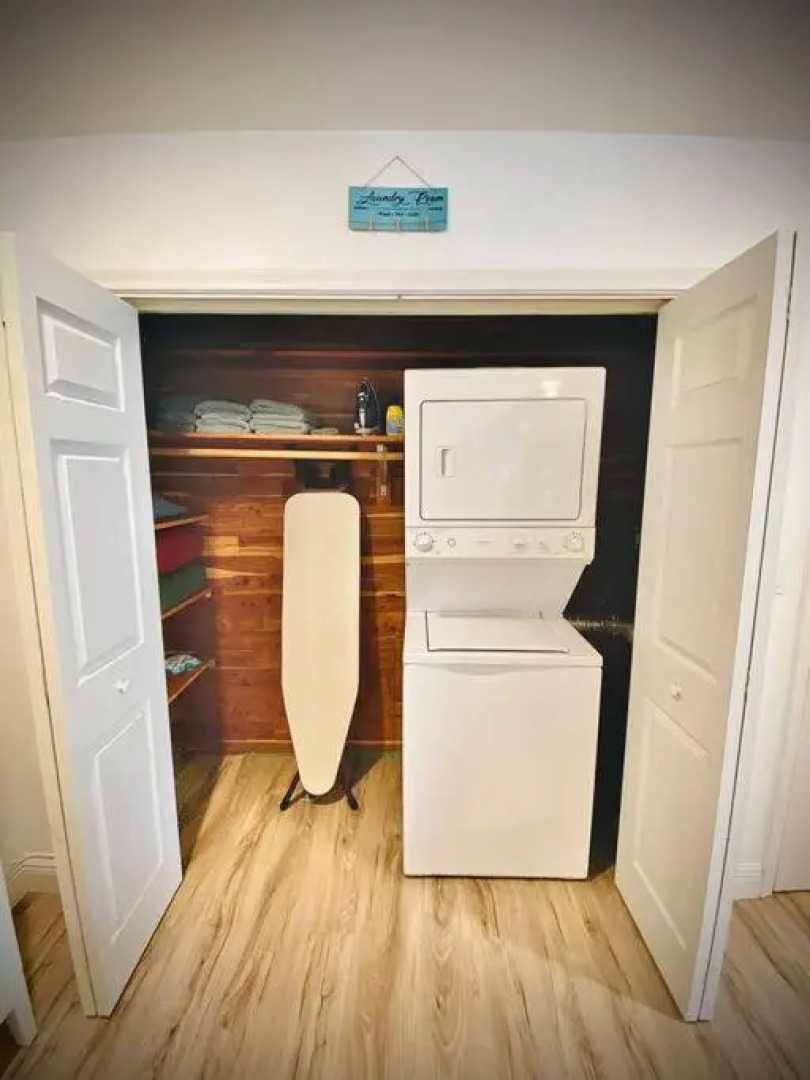 Secret Serenity! Roomy! Pool! 5 min from Beach!