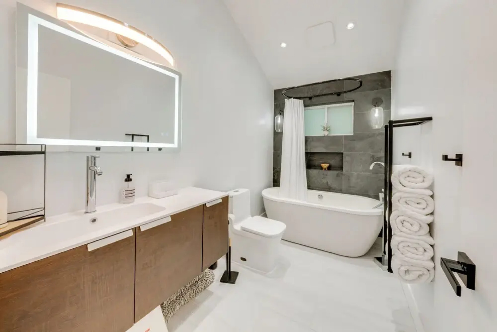 Private Yard, Playset: Family Home in Penn Estates