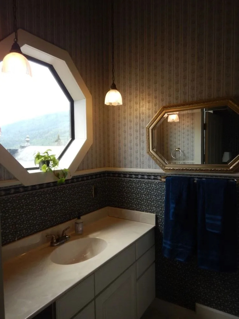 The Mine Shaft Inn Hotel & Hostel