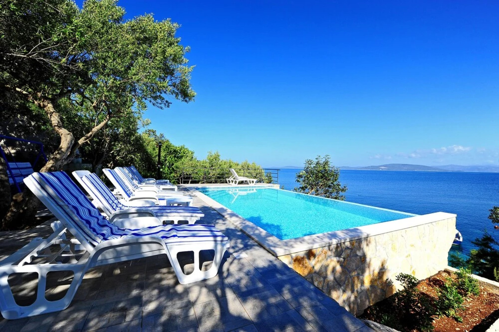 Stunning 7-bed Villa in Maslinica With Pool