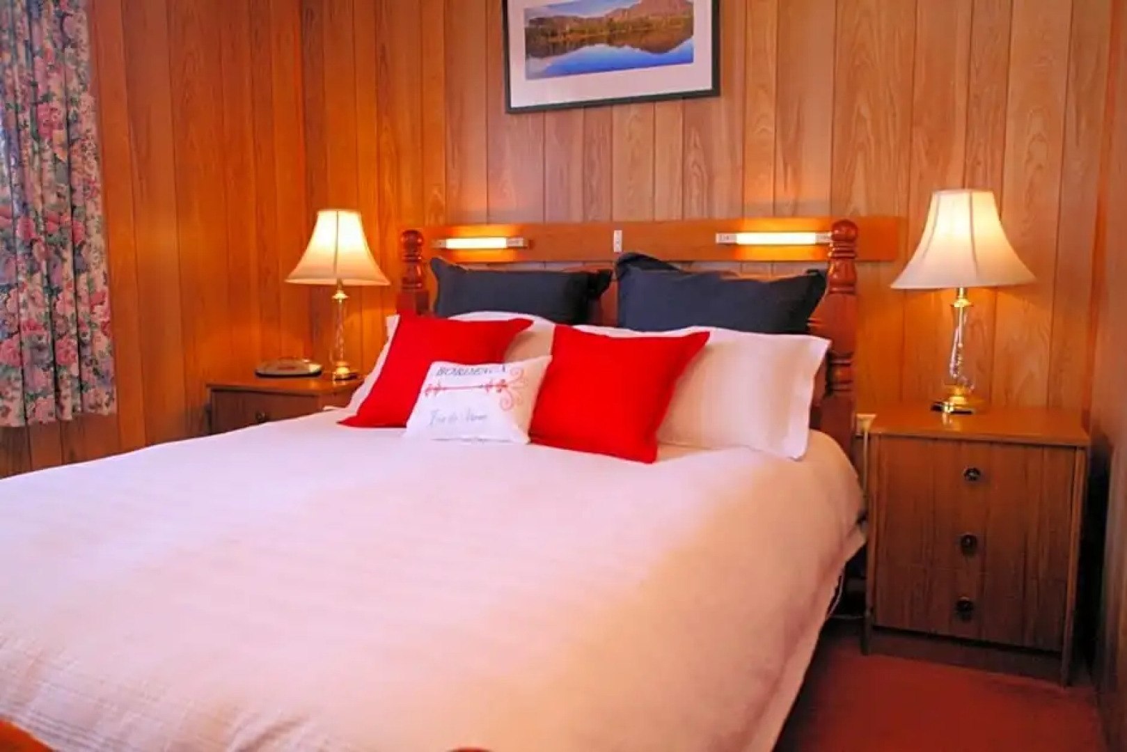 Regatta Point Tavern & Holiday Villas