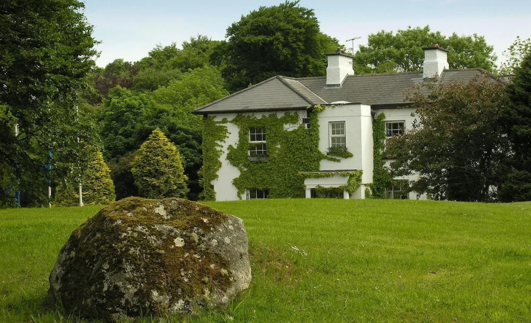 Ross Lake House Hotel