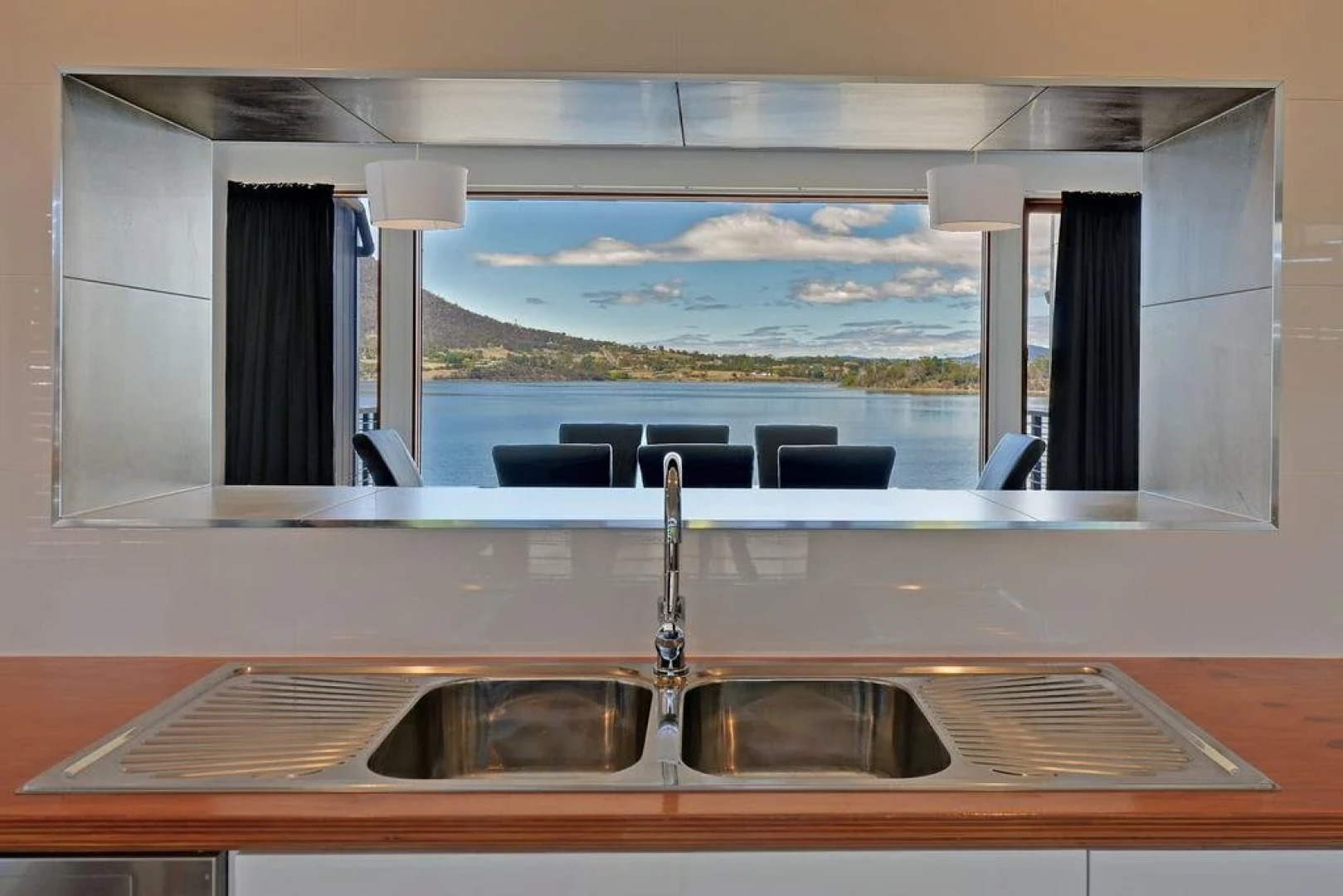 Amazing Unique Five-Star Waterfront Retreat