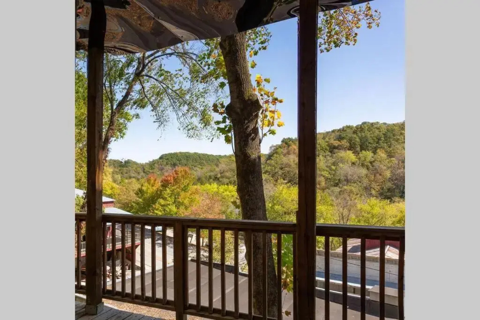 Private Luxury Suite with Hot Tub Downtown Eureka Springs