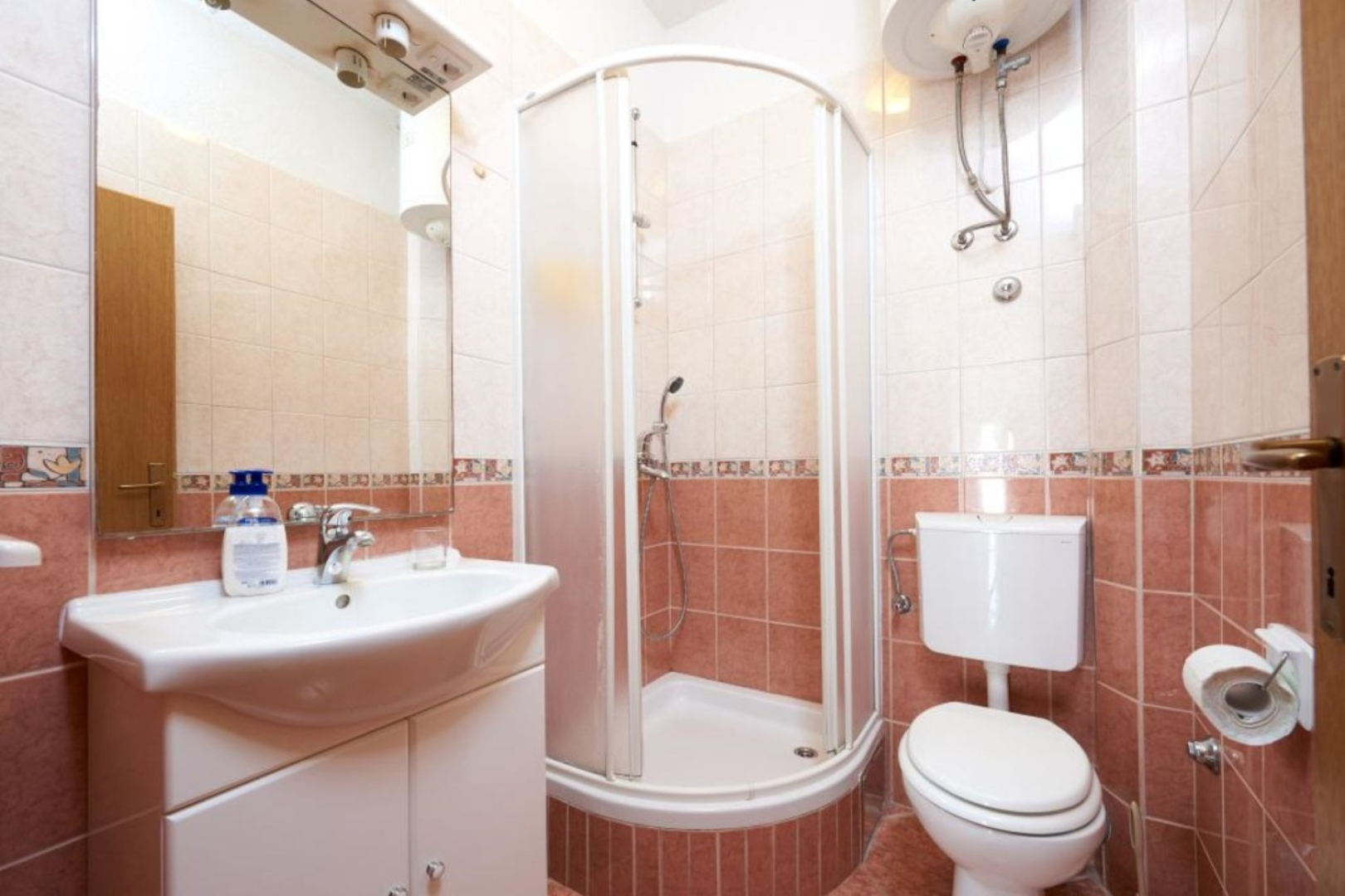 Apartment Mare - 30 m from pebble beach: A3 Seget Vranjica, Riviera Trogir