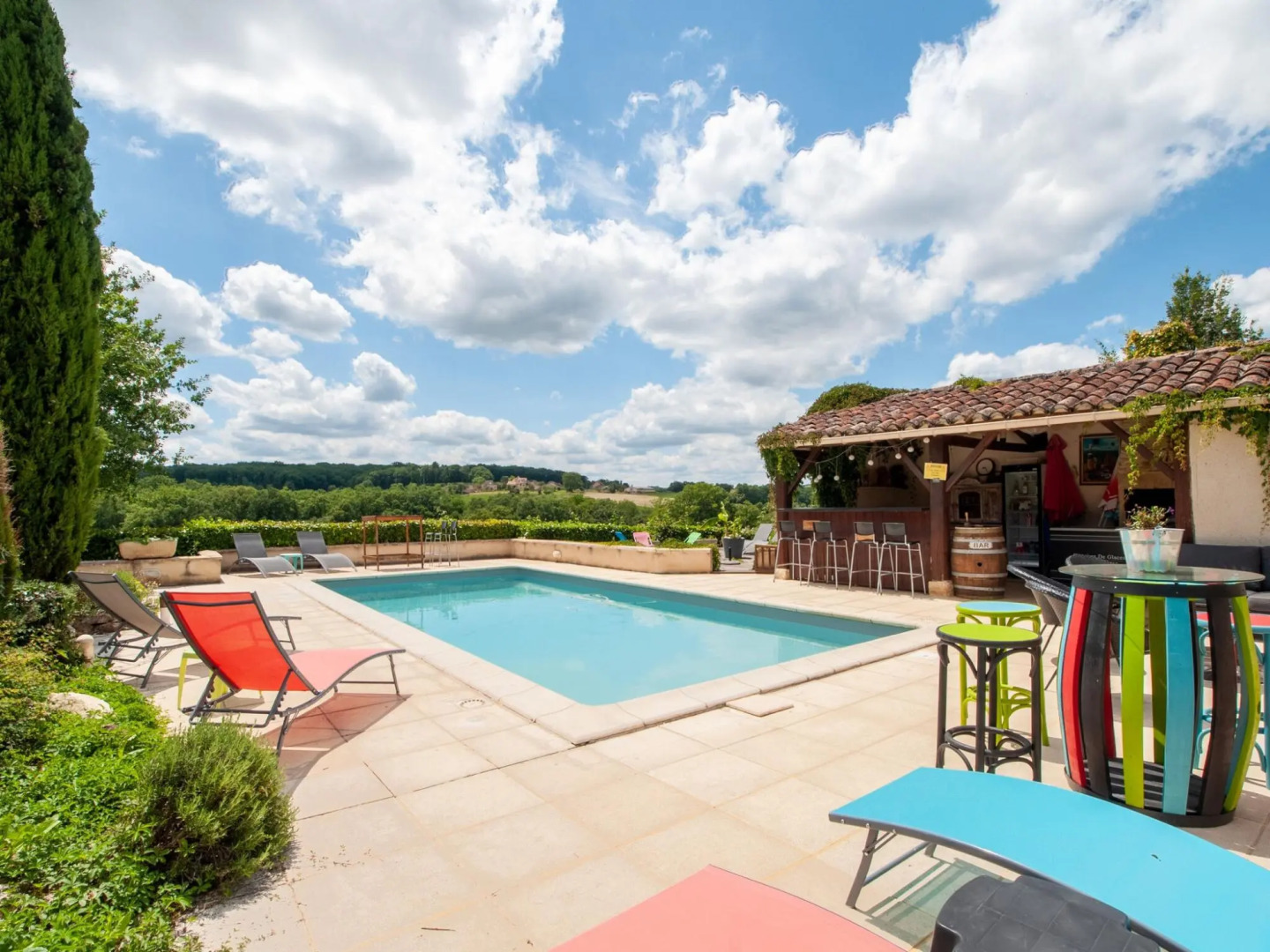Idyllic Holiday Home in Dégagnac with Jacuzzi Near River