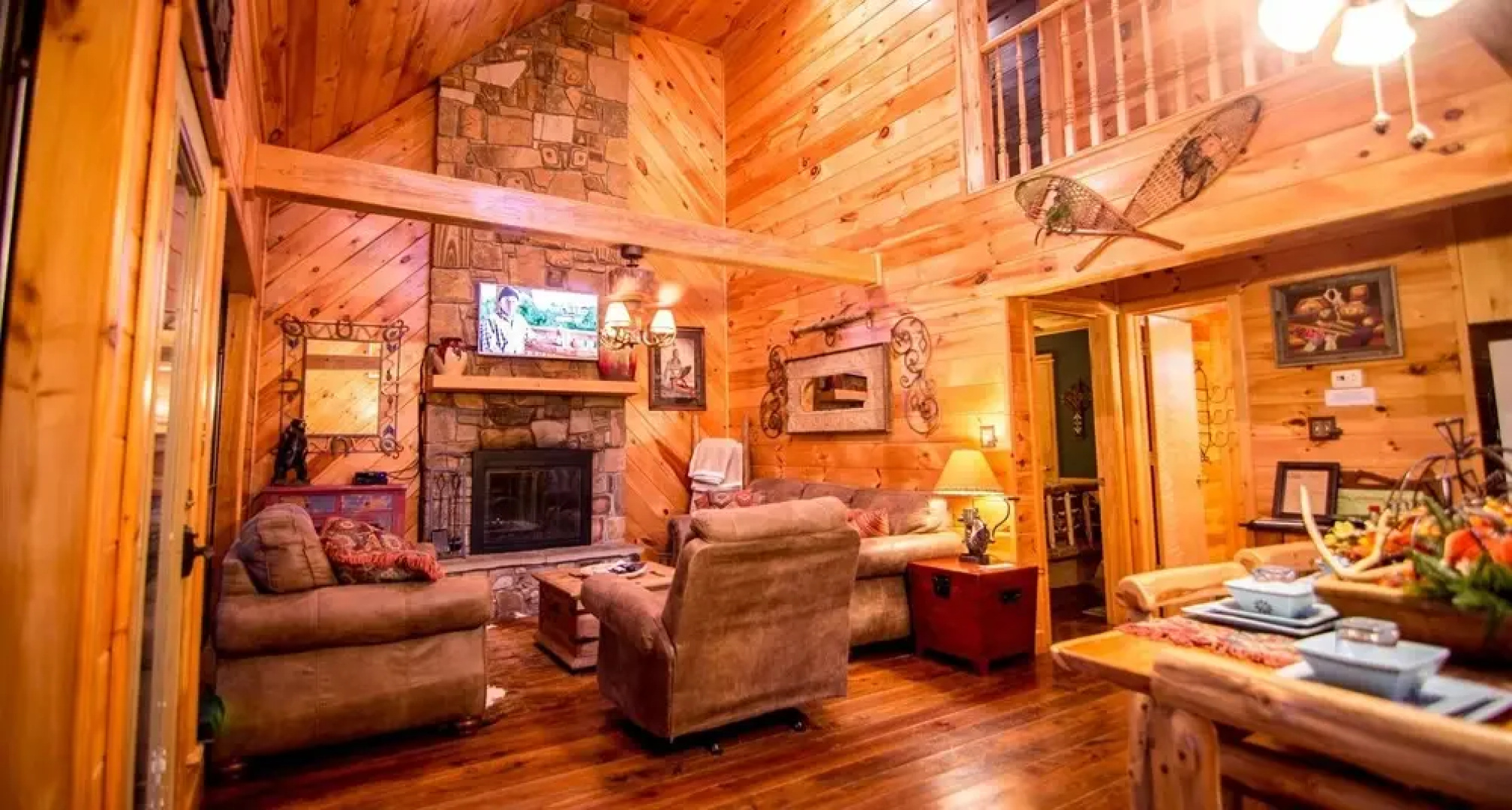Breathless Cabin Includes Free Wifi, Parking Onsite, Private Hot Tub, and BBQ by Redawning