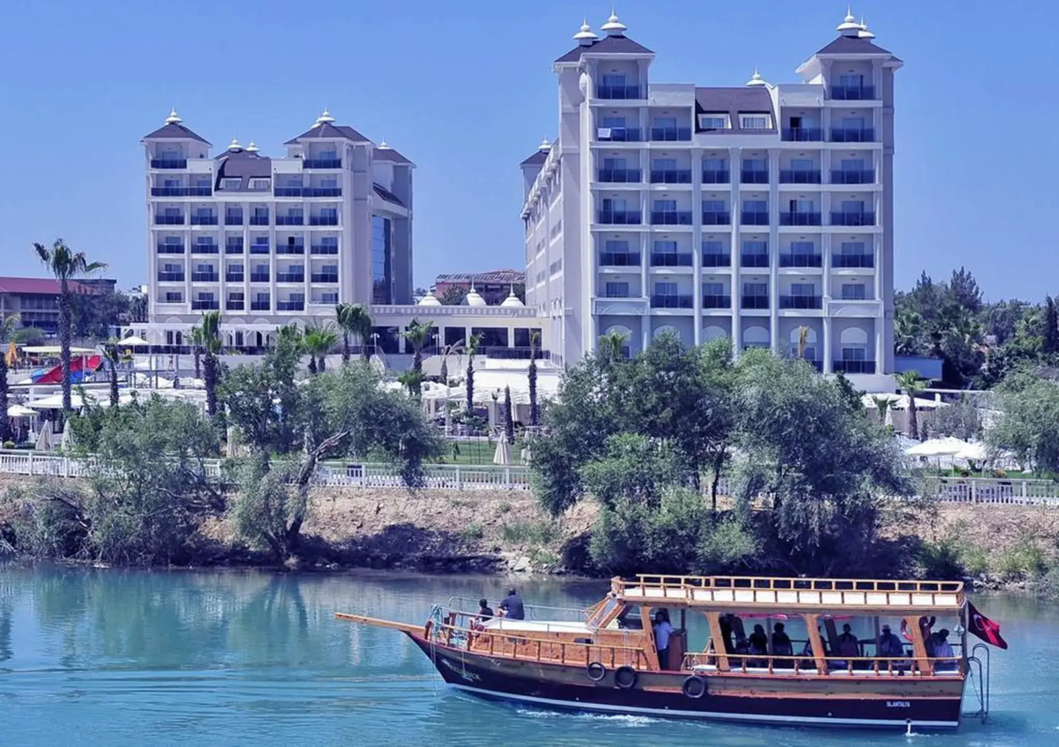 Lake & River Side Hotel & Spa