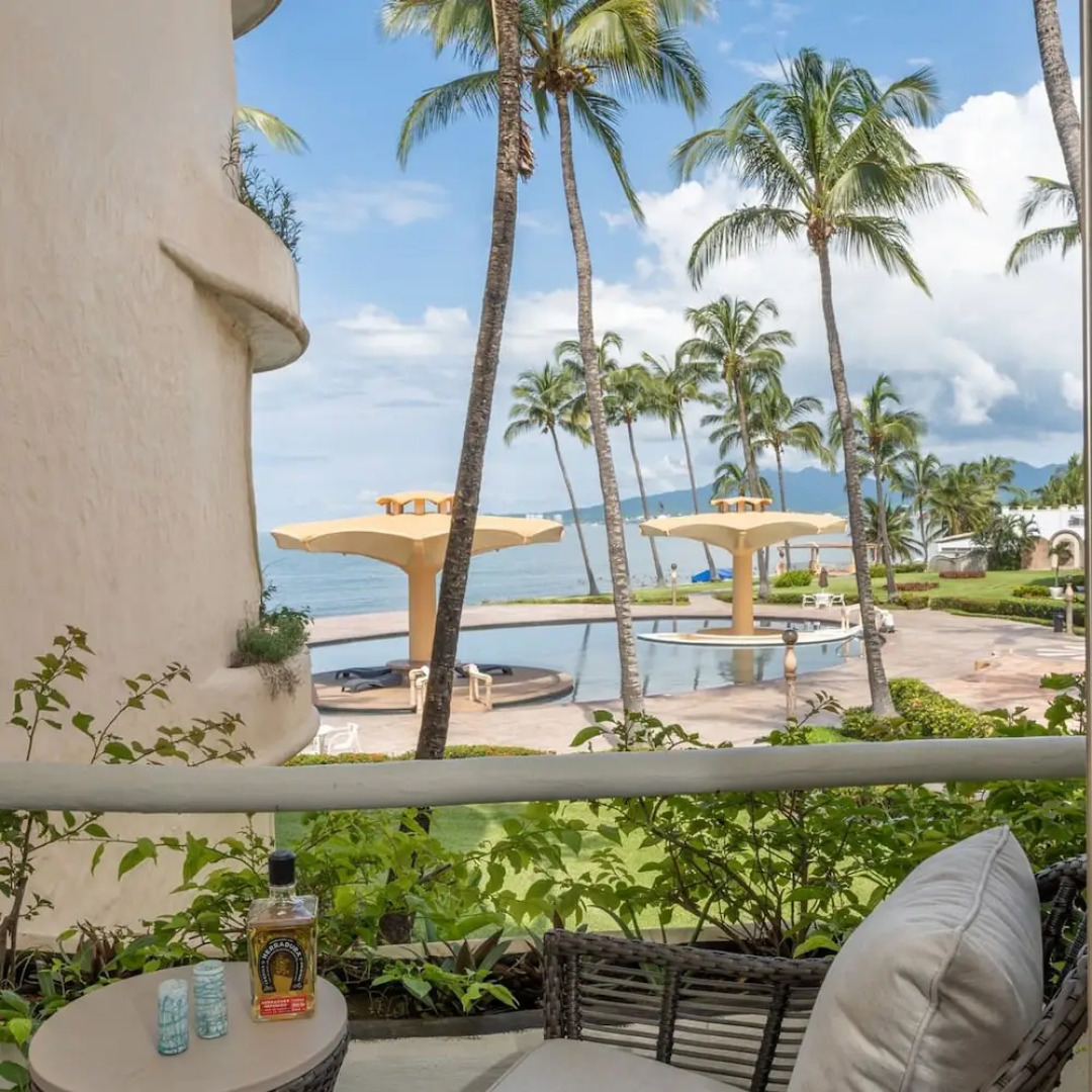 Ocean Front Condo With Pool Sleeps 6 Adults