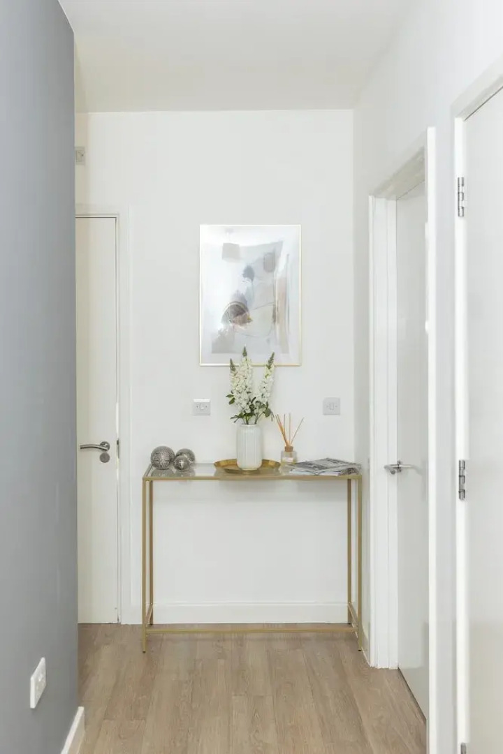 Stylish 2BR Apartment, Town Centre, Free Parking