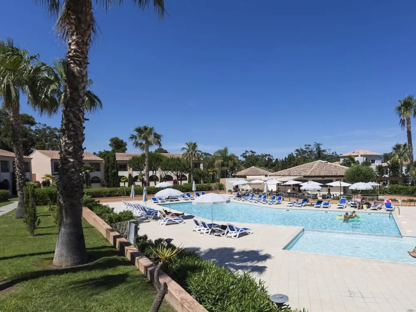 Spacious apartment with balcony on the east coast of Corsica