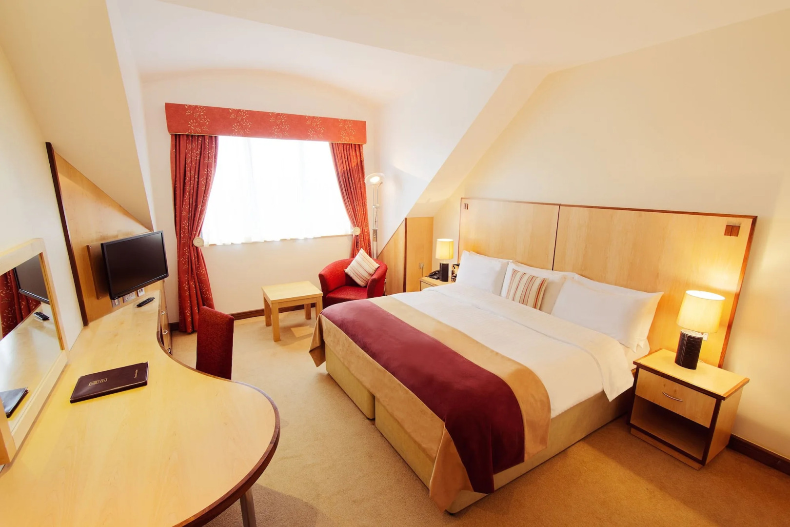 La Mon Hotel And Country Club