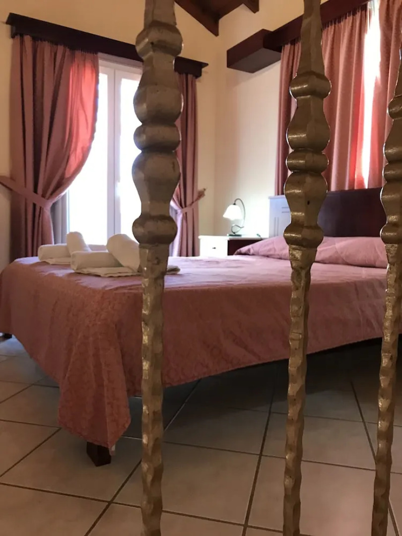 Room in Apartment - L'eremo Luxury Messonete