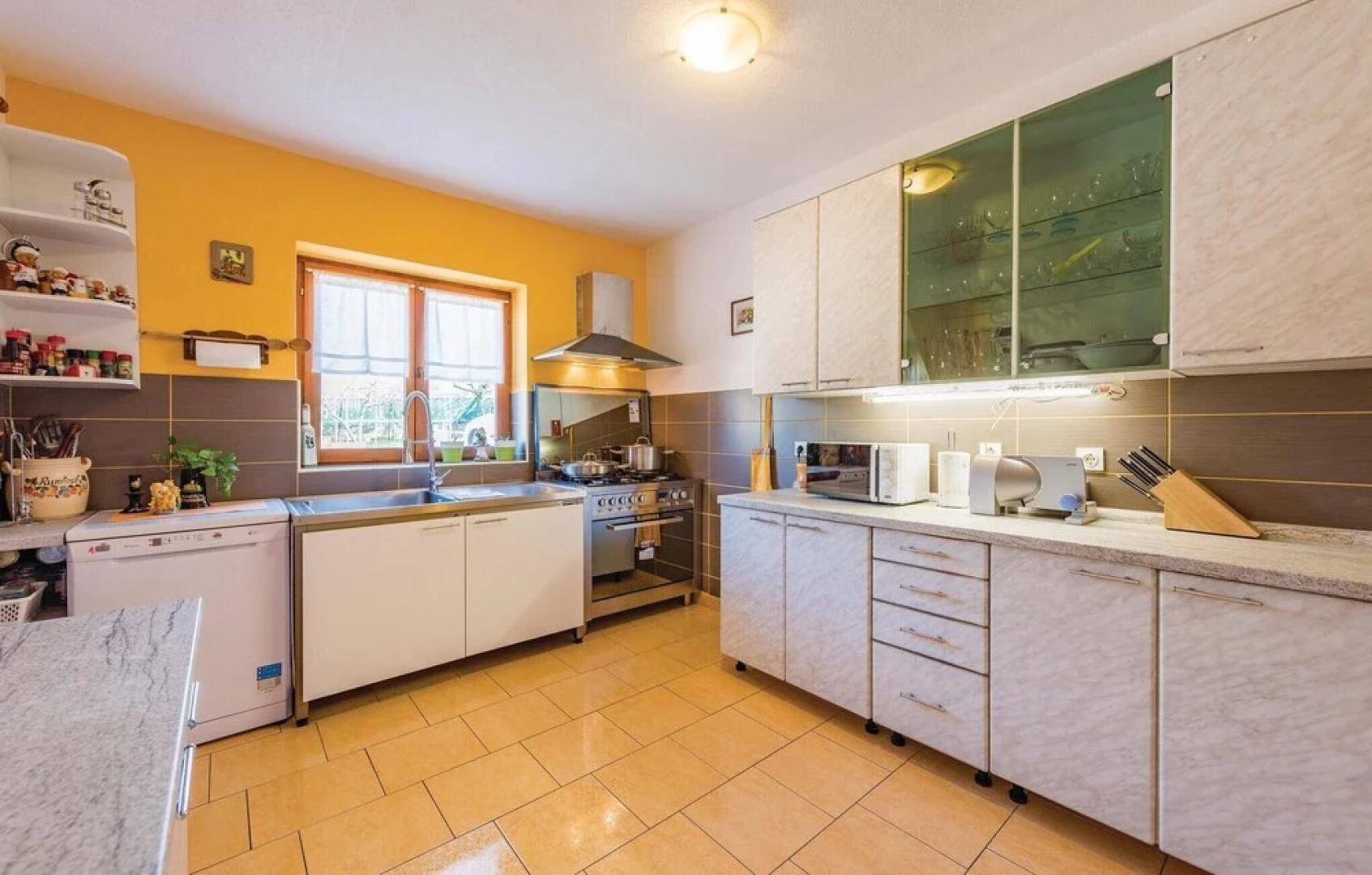 Awesome Home in Visnjan with Hot Tub, Sauna & WiFi