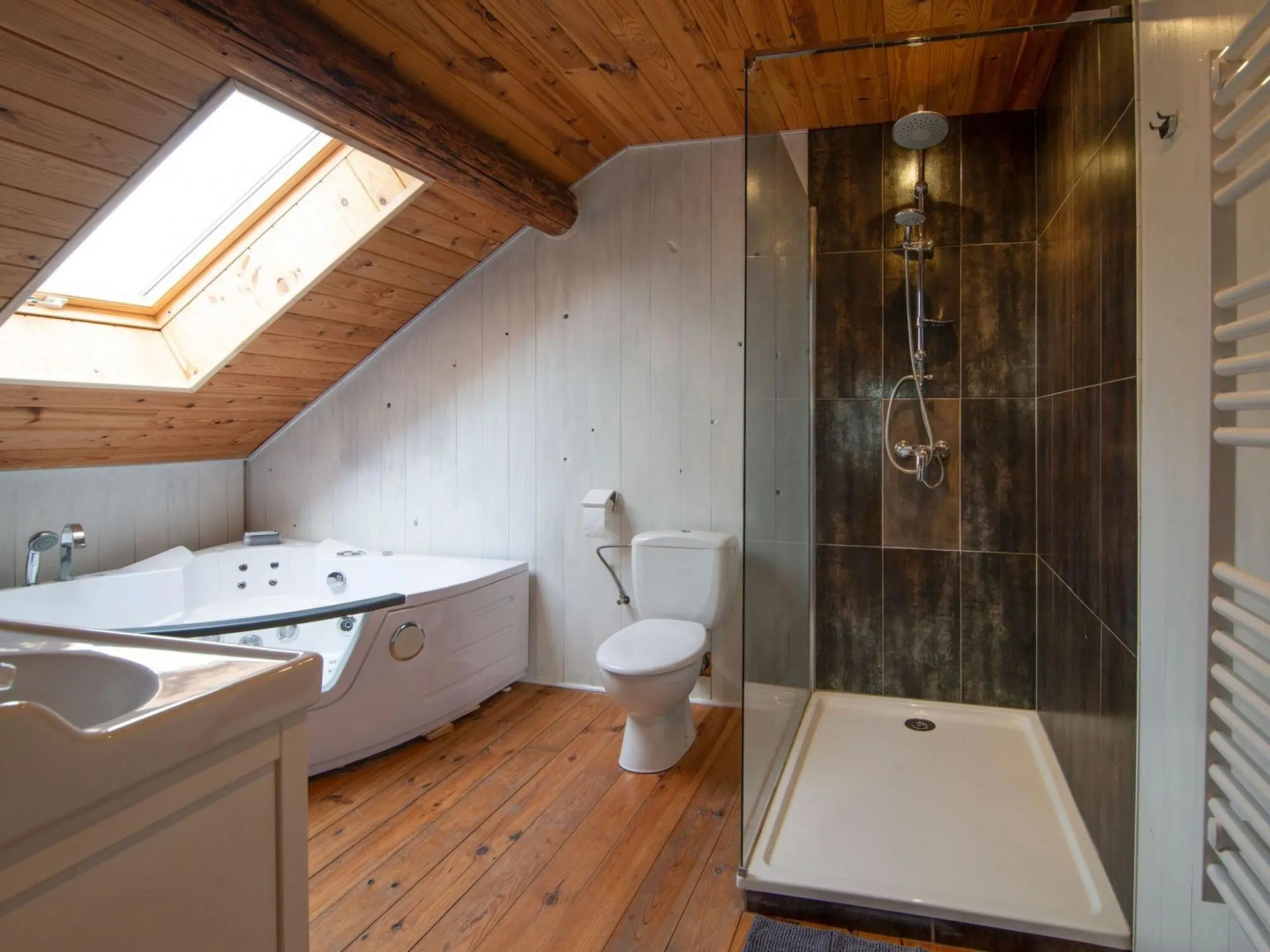 Very spacious house with sauna, spa and countryside views