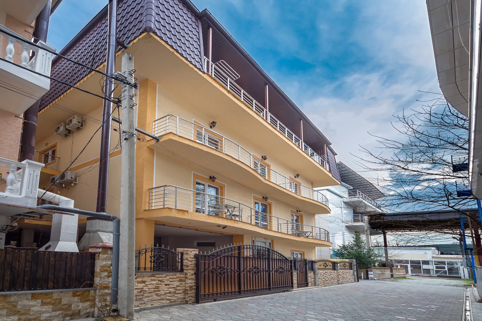 У Елены (Дивноморское)