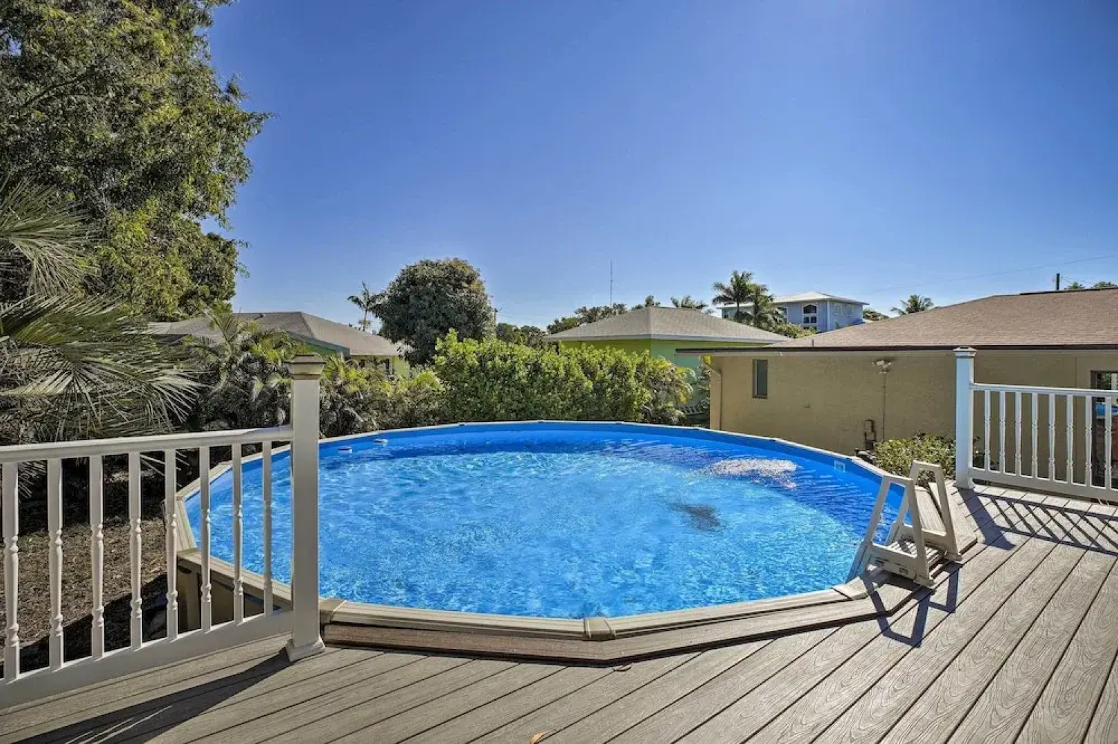 Pet-friendly Oasis w/ Deck & Fire Pit in Bokeelia!